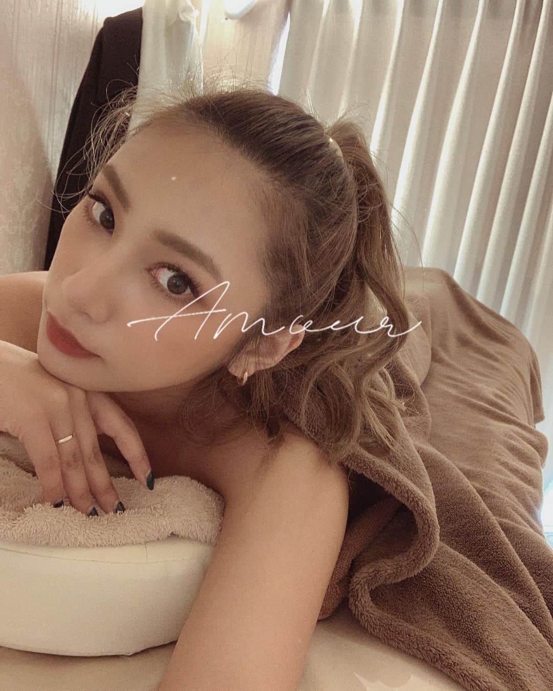 新井ニーニャのインスタグラム：「美容室もネイルもエステも、ハイフも皮膚科も行きたいし、そろそろ人間ドックにも行きたい🏥 仕事だけじゃなくてしっかりメンテナンスも行かなくちゃね🌈 皆さんの毎月かかせないメンテナンスは何ですか？🥰  私は #美容室 #ジム  #ネイル #まつエク #ハイフは3ヶ月に1回 #エステ 系(フェイシャルとかボディとか) #よもぎ蒸し  です💋よもぎ蒸しも良いけどホットヨガに切り替えようか迷い中…」