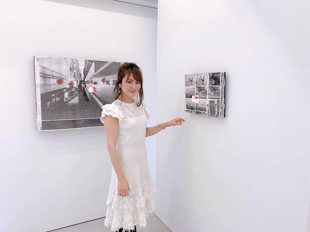 Miku Hirata 平田未来さんのインスタグラム写真 - (Miku Hirata 平田未来Instagram)「#ホワイトストーンギャラリー の新館で開催中の、MADARA MANJI (@madara_manji )さんの個展『MASS』をみてきました✨  ホワイトな空間なので、私も白い服で👗  真っ白な空間に囲まれると、 今年のコロナ禍も一瞬だけ忘れてしまいそうに🎨 (写真撮る時以外はマスクつけてます)  MADARA MANJIのコンセプトを考えると、人と人との関わりや 人間という個体が浮かび上がってくるようでした😊  この1年について考えるきっかけとなりました💠  2階は、インスタレーションになっています✨暗いので足元はお気をつけて‼︎  作品の展示は、本日から来月まで‼︎ 2020.12.18 - 2021.01.23  コロナ対策をしつつお出かけください✨  ※位置情報は、本館となっております🙇‍♀️  ニューギャラリーはこの近くですが、 6丁目です😊  📍 Whitestone Ginza New Gallery  東京都中央区銀座6-4-16 Opening Hours: 11:00 – 19:00 Closed: 日曜 / 月曜  #whitestonegallery #whitestonegalleryginza #ginzaart #madaramanji #まだらまんじさん #まだらまんじ #ホワイトストーン #現代アート展 #現代アートギャラリー #現代アーティスト  #美術鑑賞」12月18日 16時00分 - miku.hirata