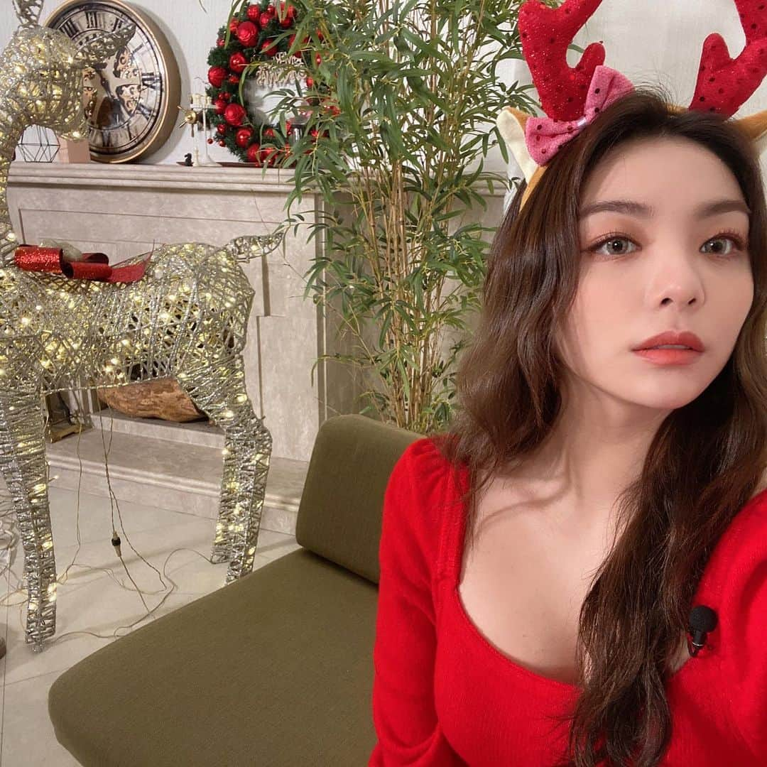 エイリーさんのインスタグラム写真 - (エイリーInstagram)「🎄🎅🏻🎄🎅🏻🎄  Hair : @aluu_jihyun557  Make-up : @gil_beauty_   #infludeo_ailee」12月18日 15時56分 - aileeonline