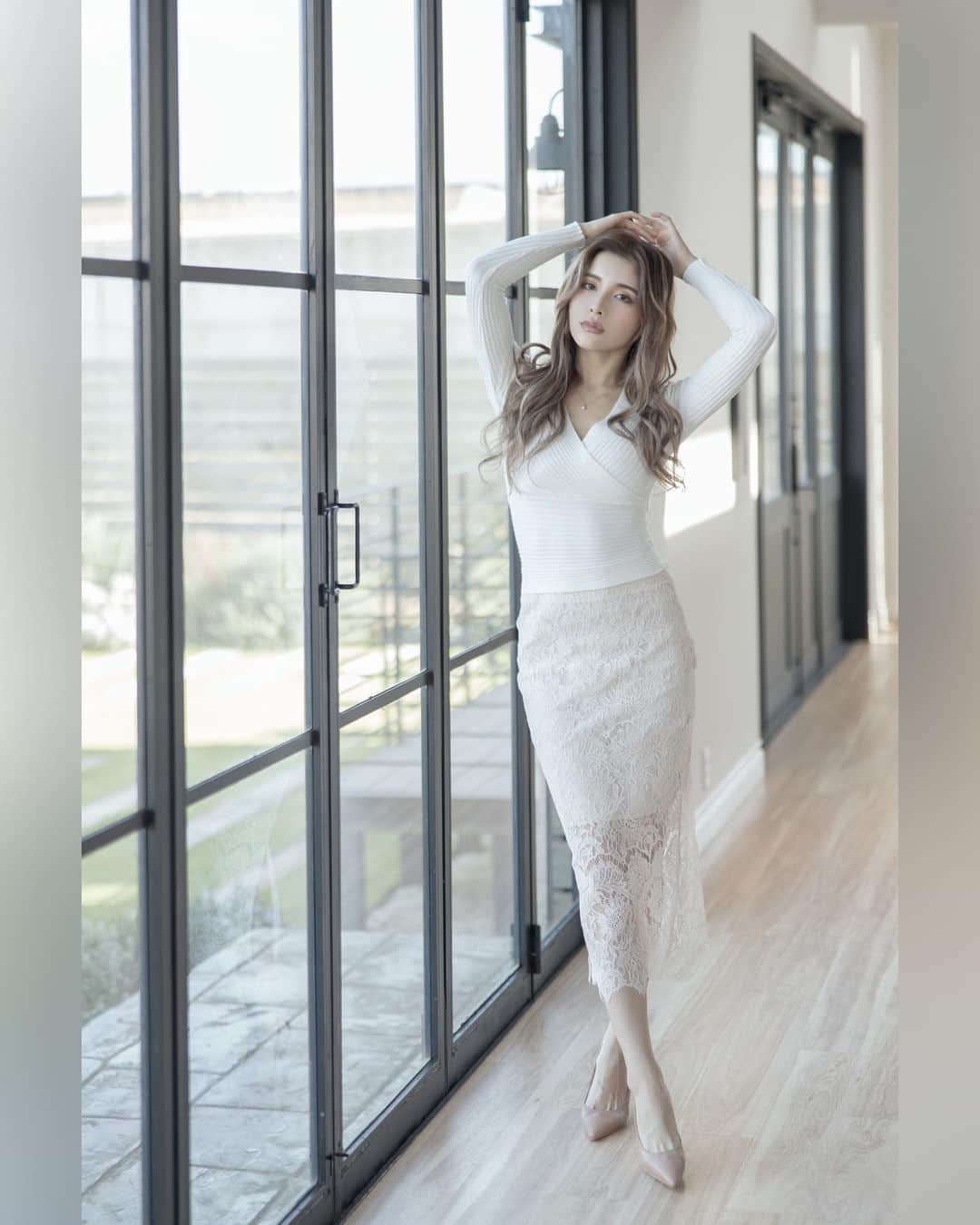 デュラスアンビエントのインスタグラム：「𝐂𝐚𝐜𝐡𝐞-𝐜𝐨𝐞𝐮𝐫 𝐤𝐧𝐢𝐭 𝐭𝐨𝐩𝐬 〈White,Beige,Black〉 𝐋𝐚𝐜𝐞 𝐦𝐢𝐦𝐨𝐥𝐞𝐭 𝐬𝐤𝐢𝐫𝐭 〈Ivory,Beige,Black〉  _____________________________________ www.ambient-online.com @ambientofficial @ambient_ariake @ambient_yurakucho @ambient.opa #アンビエント#ambient_official  #coordinate #styling #20AW #fw20 #chic」