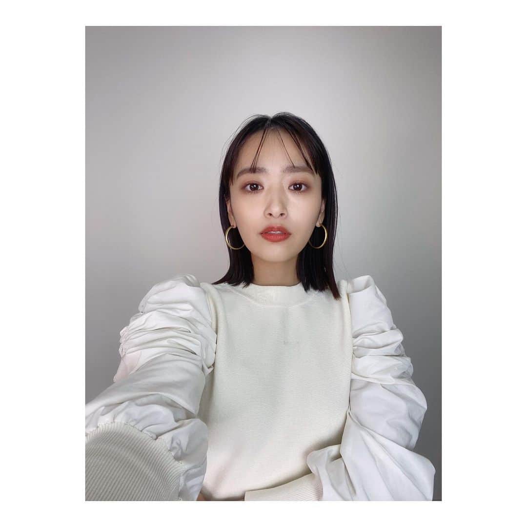 近藤千尋のインスタグラム：「今日はYouTubeの撮影でした📸 終わった後にチームちぴちゅーぶの 皆様にお祝いしてもらいました😭😭❤️ YouTube初心者すぎるわたしを いつもサポートしてくださって 編集も素敵に仕上げてくれて 感謝しかないです🥲🙏✨ まだ始めて3ヶ月くらいですが これからいろんな企画したいな~💜💓 昨日も #guの購入品　更新されました❗️ チャンネル登録もお願いします😍 今日は十愛と現場へ❤️ 白い服にチョコレートつけられたよ❤️笑」