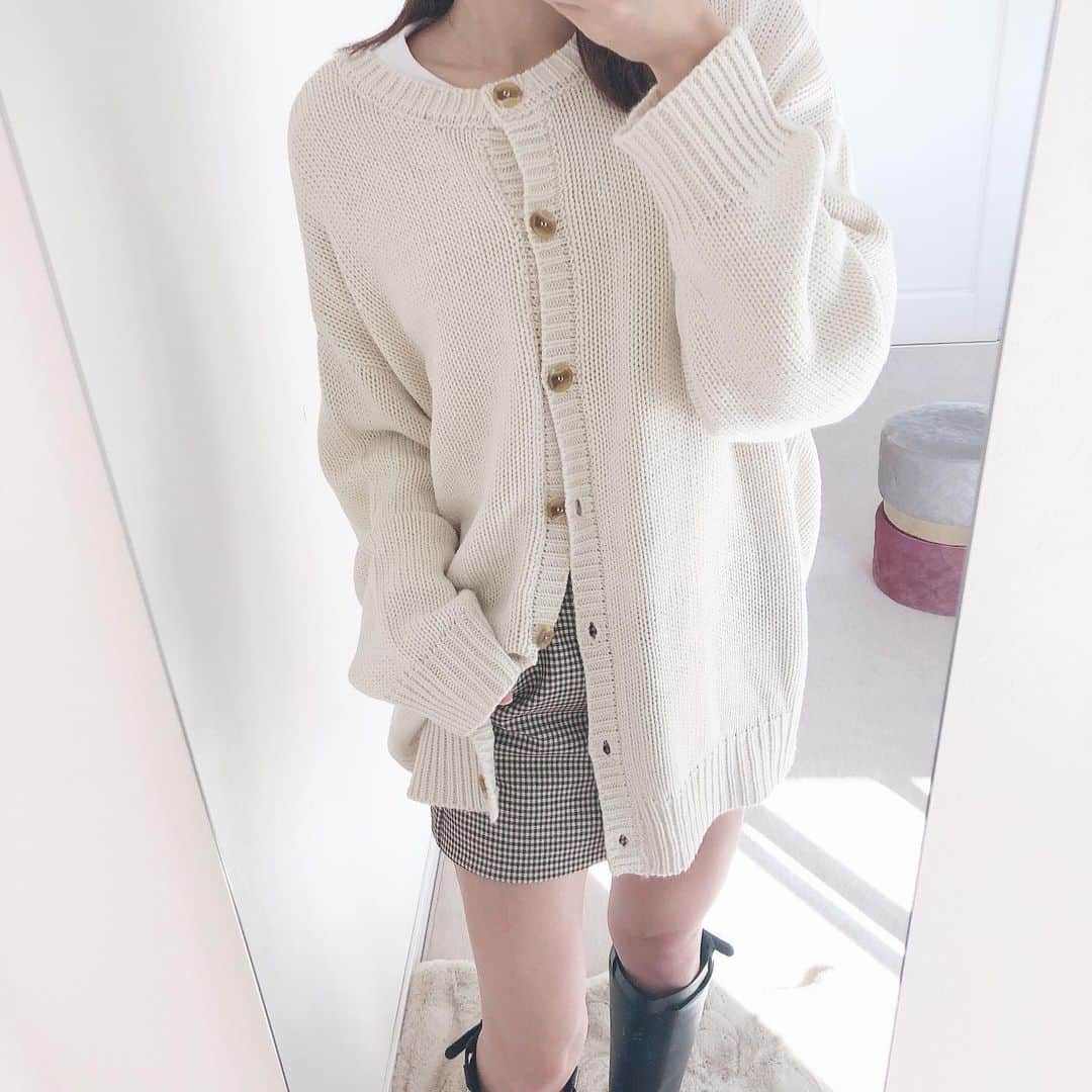 かなのインスタグラム：「． 突然の母1人で登場🙇🏻‍♀️ ． 今年何枚目？ってくらいつい集めちゃう白ニット🐏 これは今年流行りの前後2wayで着れちゃうやつ♡ 🧶@classicalelf_official  ． 杏奈の子供部屋候補を色々見てたら他の部屋もインテリア可愛くしたいな〜なんて思ってきて🥺🛋 センスがないから手付かずなんだよね🤢笑 ． ． #ニット#デザインニット#クラシカルエルフ#エルフコーデ#プルオーバー#女の子ママ#男の子ママ#2児ママ#ロカリ#classicalelf#cordinate##locari」