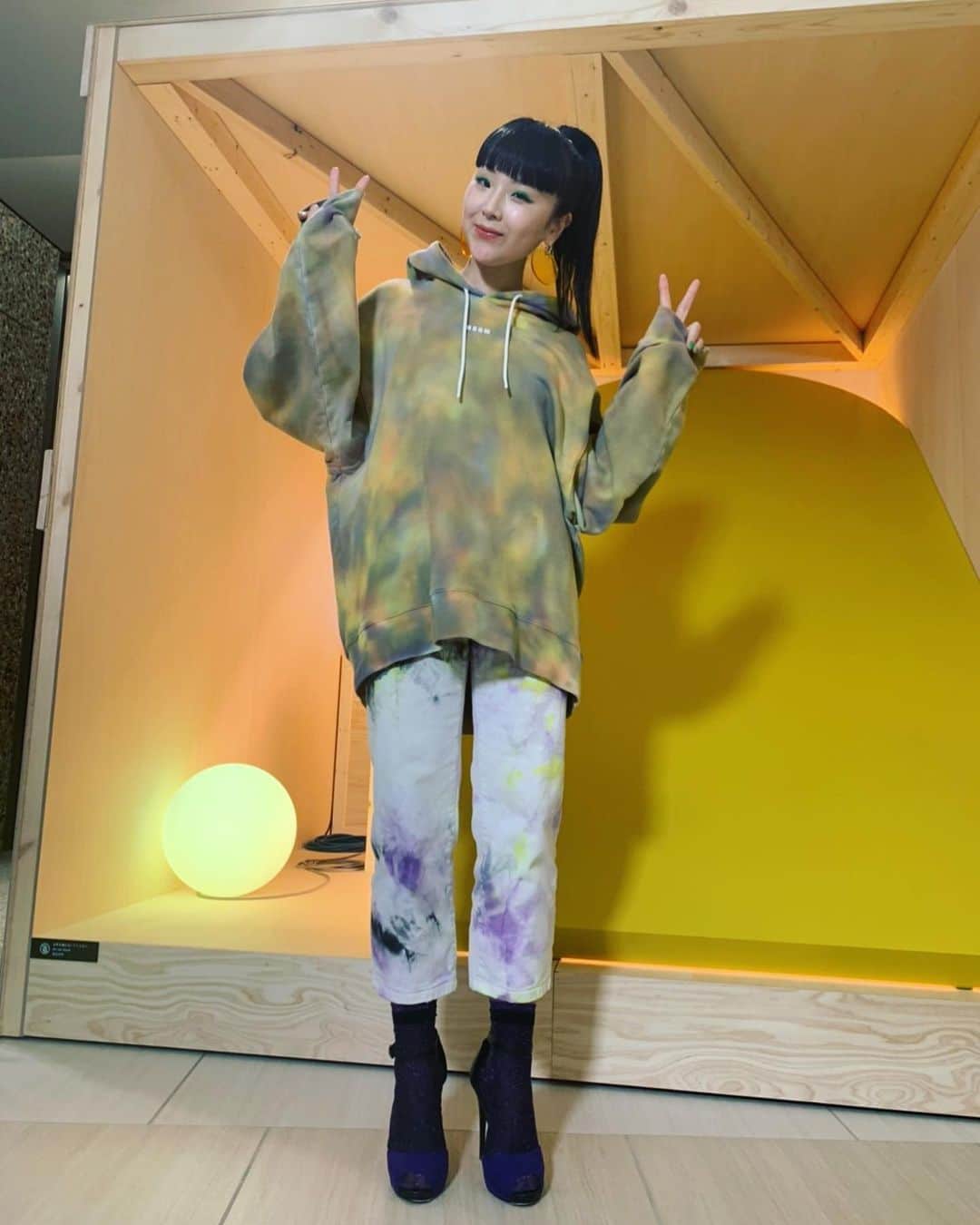 Young Juvenile Youthのインスタグラム：「私がとても好きな現代美術家の玉山拓郎くんとGinzaSixでトークライブをしてきました🥰 @ginzasix_official  「待ち合わせ」をテーマに8人のアーティストがインスタレーションしていて、とても良かった。 来年の2月23日までやっているので是非自分の目でみて感じに行ってほしい！😌  👗 @msgm_tokyo @msgm   @takurotamayama」