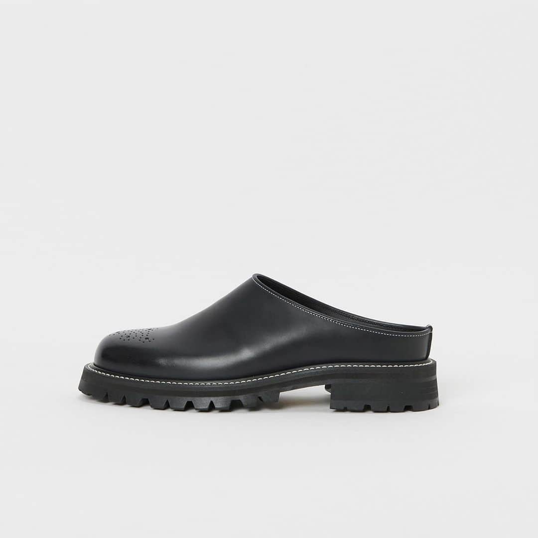 エンダースキーマのインスタグラム：「2021ws(winter/spring)﻿ model: commando mule﻿ color: black, black/white, dark brown﻿ ﻿ delivered *flagship stores @sukima_shop and retailers in Japan﻿ *aborad: mid Dec﻿ ﻿ #henderscheme #2021ws」