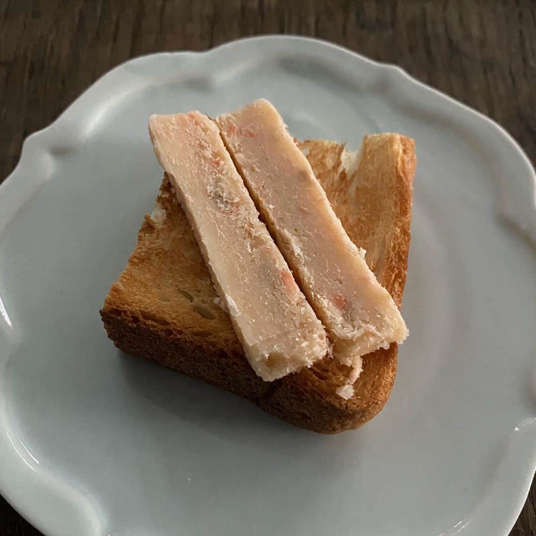 栗原友さんのインスタグラム写真 - (栗原友Instagram)「代田橋の名店、シャケ小島の時鮭バターを年末から販売することになりました。カツオと昆布の出汁もきいてて芳醇なお味。バゲットもいいけどトースターで焼いた普通の食パンにカチカチに冷えたシャケバターを乗せて食べるのがめちゃくちゃ美味しいです。年末ご来店くださった方、お楽しみに！　@shakekojima  #しゃけ小島 @kuritomo_shouten #クリトモ商店」12月18日 16時06分 - kuri__tomo