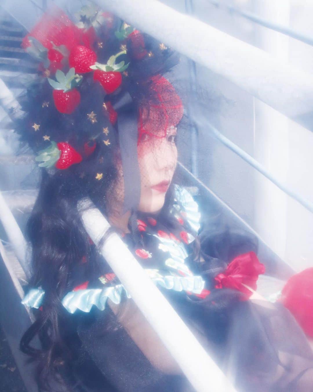 しらいちゃんのインスタグラム：「🍓 ×MIYANISHIYAMA（ファッションデザイナー）  Theme：「パフェに終わりが来た気持ち」 「私なりにパフェに終わりが来てしまった時の切なさや悲しさや絶望感などを表してみました。」  Costume, Styling, Photo: MIYANISHIYAMA @nishiyamamiya  Hair and make: Konatsu @712_coconut   #パフェには終わりが来る 展」