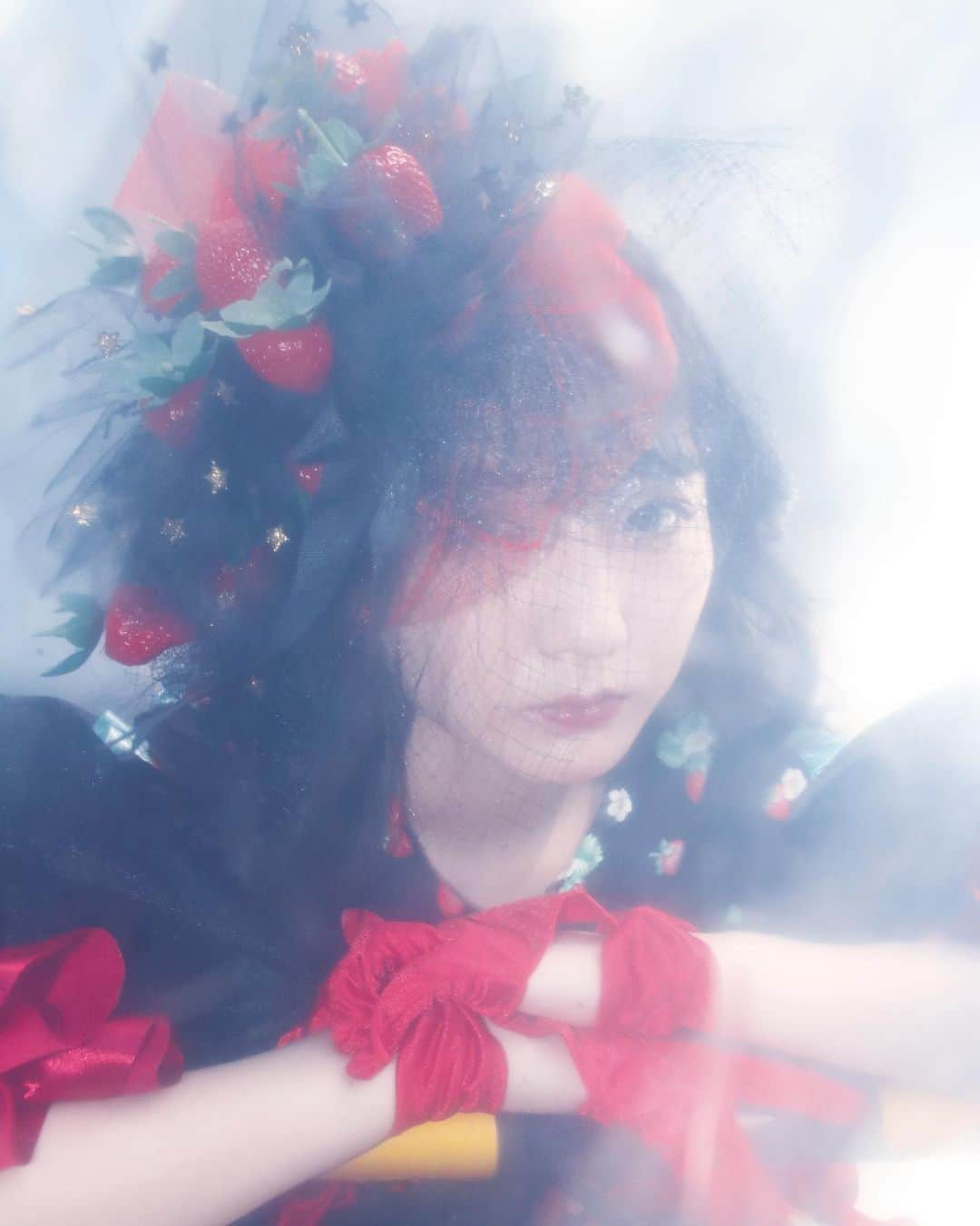 しらいちゃんのインスタグラム：「🍓 ×MIYANISHIYAMA（ファッションデザイナー）  Theme：「パフェに終わりが来た気持ち」 「私なりにパフェに終わりが来てしまった時の切なさや悲しさや絶望感などを表してみました。」  Costume, Styling, Photo: MIYANISHIYAMA @nishiyamamiya  Hair and make: Konatsu @712_coconut   #パフェには終わりが来る 展」