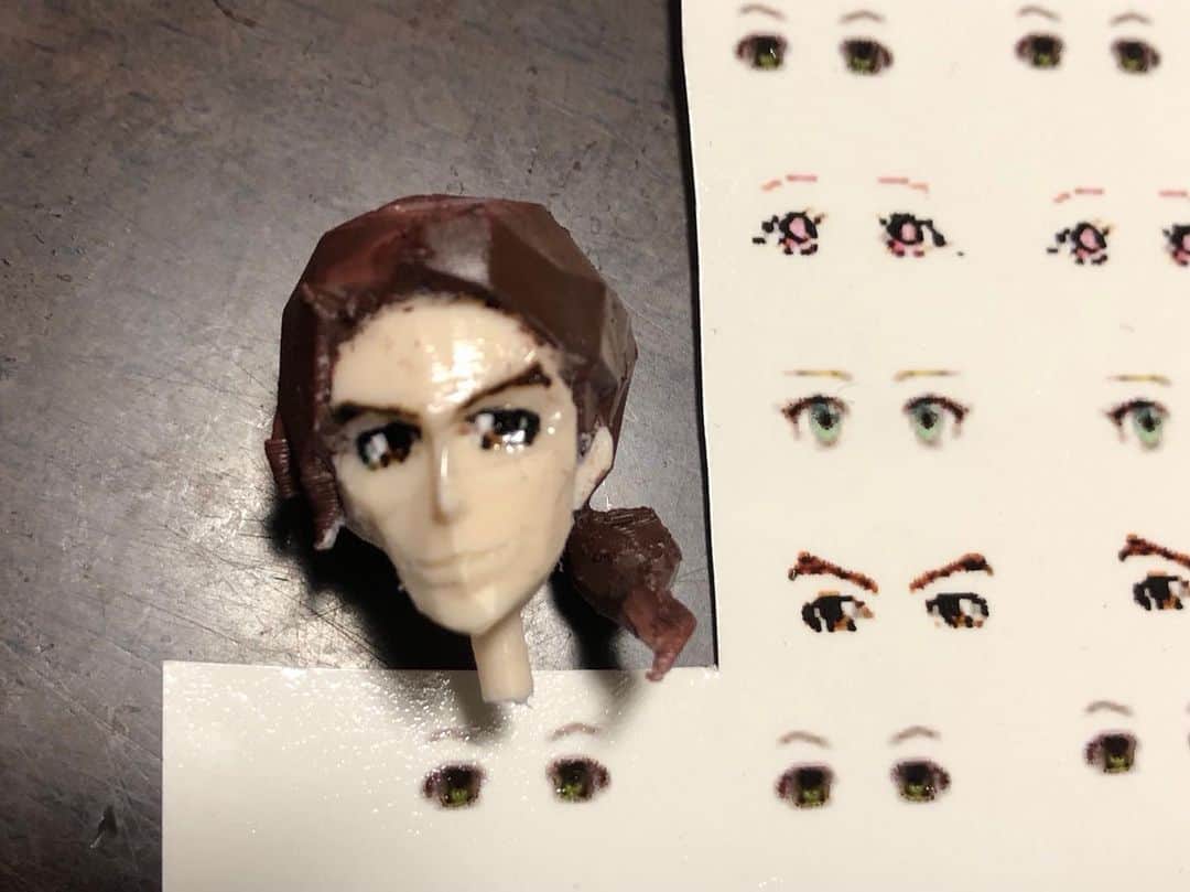 天見浩司のインスタグラム：「目のシールを貼って天見さんの頭部完成🎉  1/12サイズ  #雨色ココア」