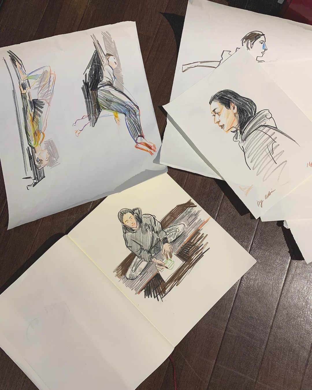 熊澤枝里子のインスタグラム：「pilates のムーブメントをしてるところの絵を描きたい、と画家の友人 @adehogan が素敵な絵を描いてくれた😊 ポートレートの絵すごい似てる！！！✨ 私もお返しにエイドリアンの似顔絵を描いてみました🤣 ・ ・ ・ #pilates #pilateskumako #ピラティス　#クマピラ」