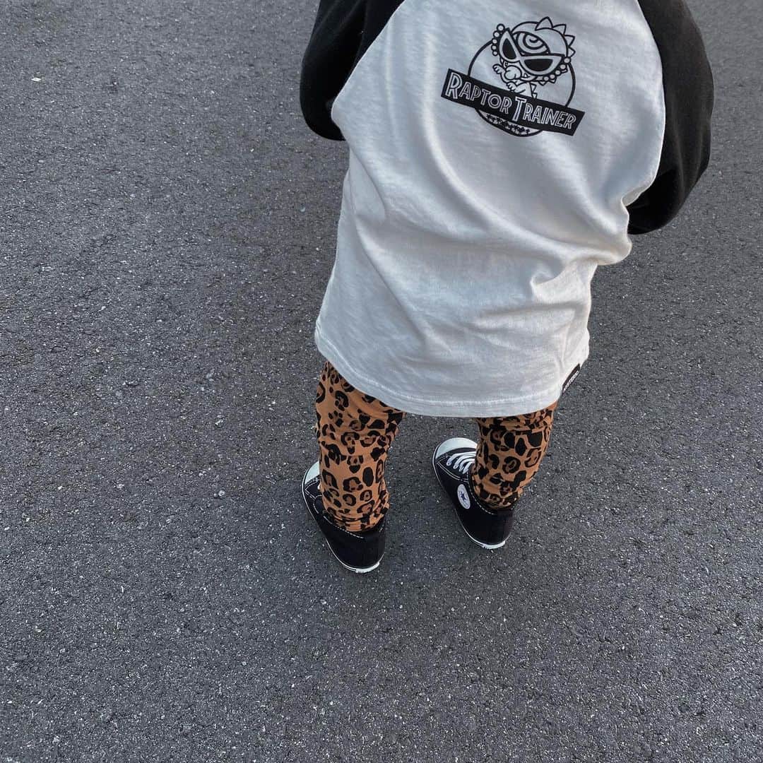 のインスタグラム：「ももかちゃんがプレゼントしてくれた Tシャツ🦖🎁かわいい~❤︎ そしてうちの親がまさに好きな服装👕笑 いつもは地味な格好ばっかさせて… ばっかり言われるけど今回は珍しく褒めてくれた🤫w もう姿が完全にベビー→キッズだなーって最近思う👦🏻 ׅ #kids#kidsfashion#boysfashion#hystericmini#1yearold#男の子ママ#1歳2ヶ月#キッズコーデ#キッズコーデ男の子#男の子コーデ#キッズファッション#ママライフ」