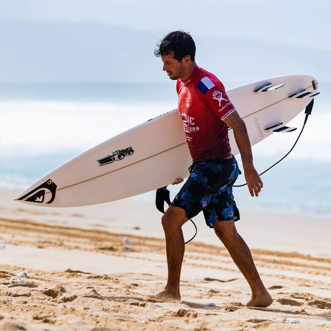 ジェレミー・フローレスさんのインスタグラム写真 - (ジェレミー・フローレスInstagram)「The pipeline Masters was ON today . Stoked to find some rythme. Let’s keep it going 👊🏼. .  Le Pipeline masters à enfin repris aujourd’hui. J’ai réussi à trouvé un meilleur rythme. À demain pour la suite !. .  📷: @tallteef #Hawaii #97」12月18日 16時15分 - floresjeremy