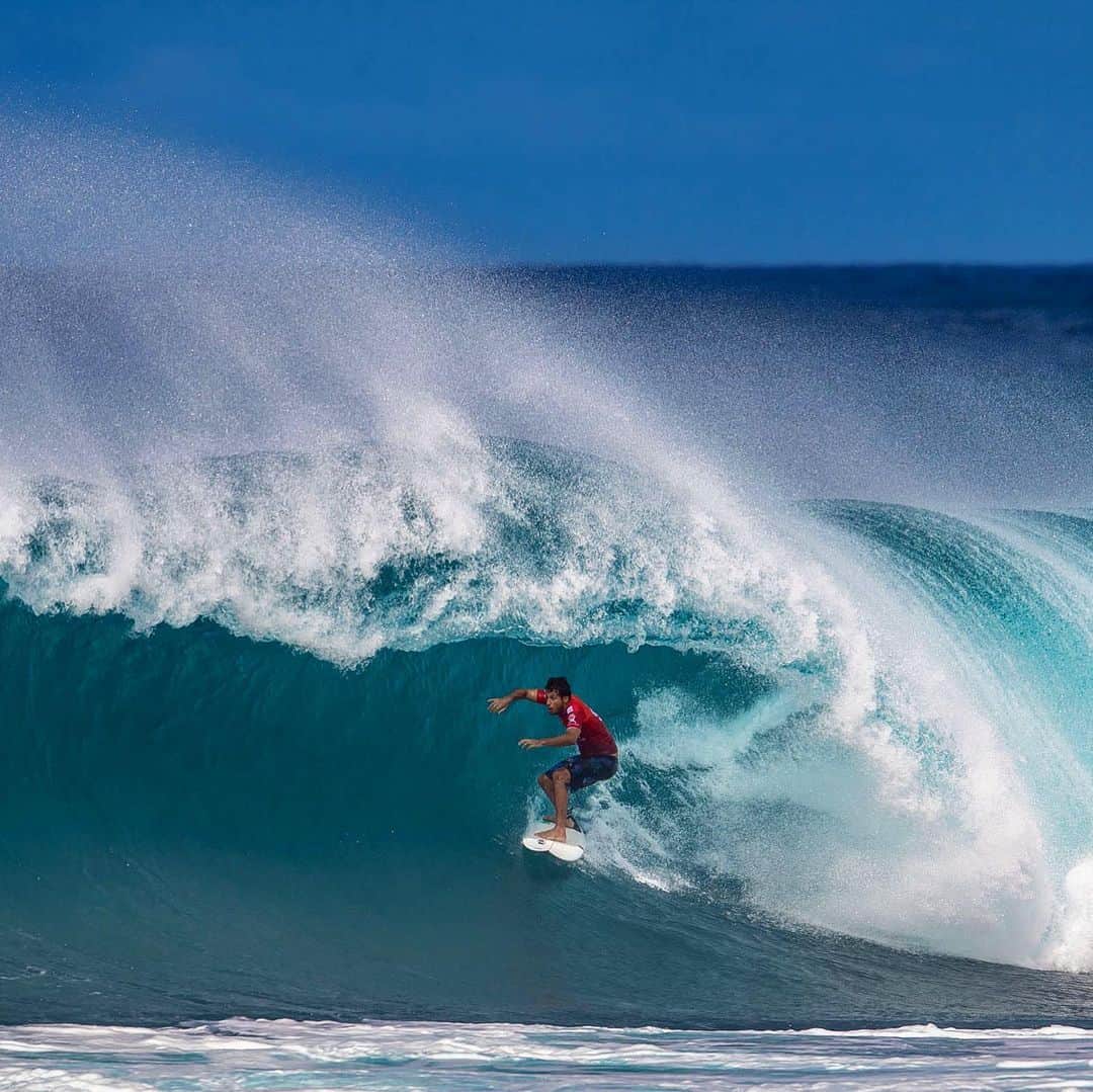 ジェレミー・フローレスのインスタグラム：「The pipeline Masters was ON today . Stoked to find some rythme. Let’s keep it going 👊🏼. .  Le Pipeline masters à enfin repris aujourd’hui. J’ai réussi à trouvé un meilleur rythme. À demain pour la suite !. .  📷: @tallteef #Hawaii #97」