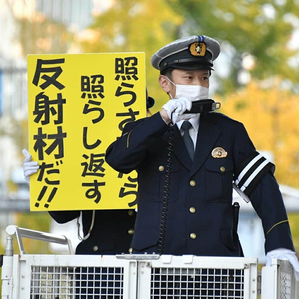 大阪府警察さんのインスタグラム写真 - (大阪府警察Instagram)「【機動隊と連携した交差点活動】 令和2年12月2日(水)、南警察署管内の難波交差点において、機動隊車両の応援を得て、交差点活動を実施しました。 年末は交通死亡事故が多発傾向にあるため、府下の交差点等において、交通総務課員と機動隊員が交通事故防止を呼び掛けました。  #大阪府警察公式 #大阪府警察 #府警 #交通総務課 #機動隊 #交通機動隊 #南警察署 #難波交差点 #指揮官車 #サインカー #DJポリス #交差点活動 #交通安全 #交差点 #交通事故防止 #交通安全教育班」12月18日 16時15分 - fukei_koho