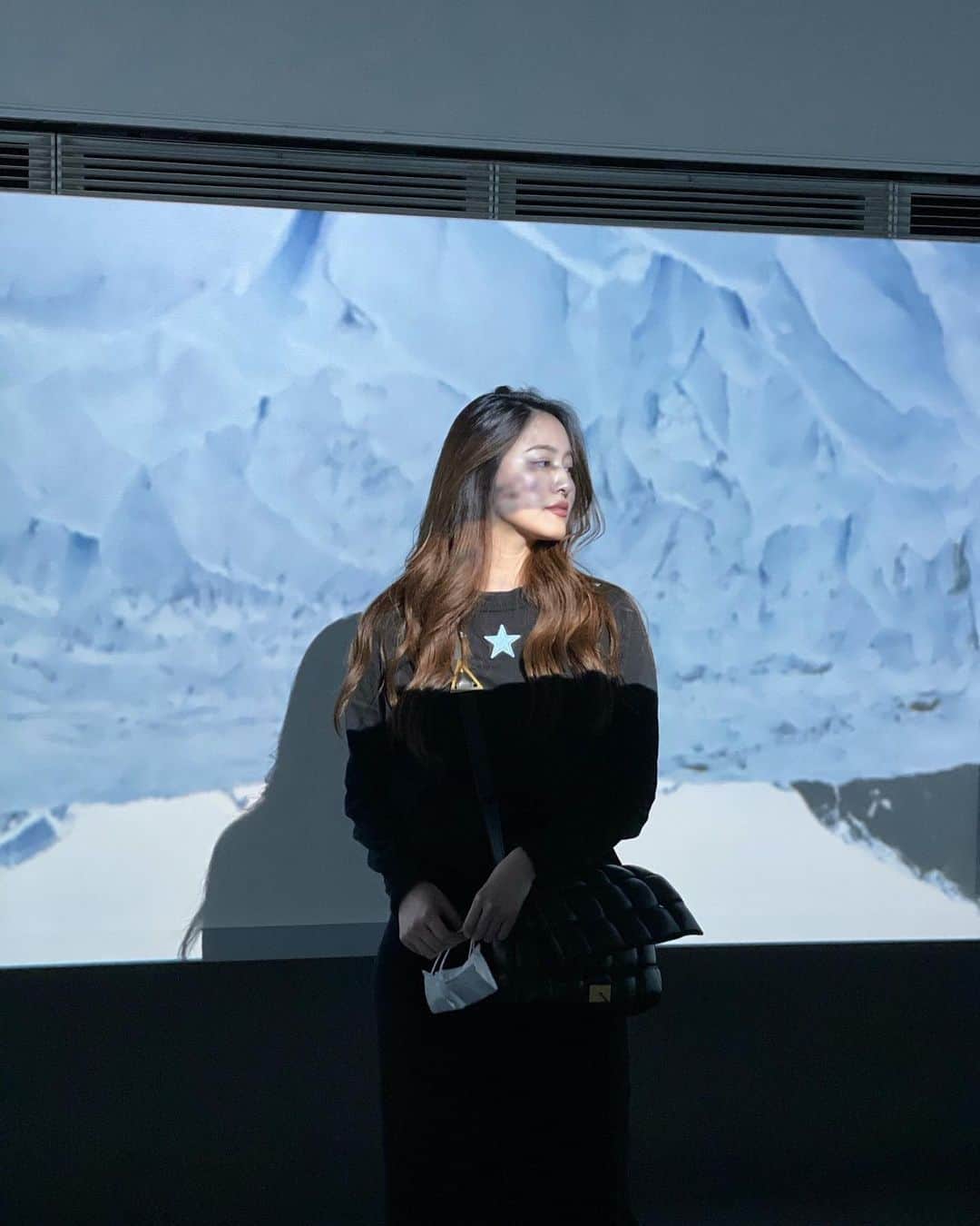 小柴綾香さんのインスタグラム写真 - (小柴綾香Instagram)「これも1ヶ月程前🥶 #dougaitken の展示へ。エスパスの展示、実は毎回とっても楽しみなんです。 普段アートフェアに行ってもギャラリーに行っても映像の作品をじっと観ているのが苦手なのですが、 次々と映し出されるアラスカの情景に苦を感じるどころか、すっかり観入ってしまいました。 そして今も地球のどこかで起こる自然環境の破壊。氷河が溶けて、崩れて。この作品と同じ現象が起きている事実とその先に待つ世界を改めて考えるきっかけになりました。 それにしても、1周観れたのは初めてかも...🤔笑」12月18日 16時26分 - ayakakoshiba
