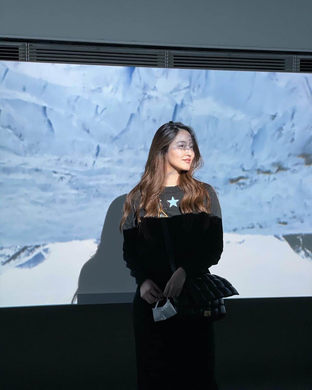 小柴綾香さんのインスタグラム写真 - (小柴綾香Instagram)「これも1ヶ月程前🥶 #dougaitken の展示へ。エスパスの展示、実は毎回とっても楽しみなんです。 普段アートフェアに行ってもギャラリーに行っても映像の作品をじっと観ているのが苦手なのですが、 次々と映し出されるアラスカの情景に苦を感じるどころか、すっかり観入ってしまいました。 そして今も地球のどこかで起こる自然環境の破壊。氷河が溶けて、崩れて。この作品と同じ現象が起きている事実とその先に待つ世界を改めて考えるきっかけになりました。 それにしても、1周観れたのは初めてかも...🤔笑」12月18日 16時26分 - ayakakoshiba