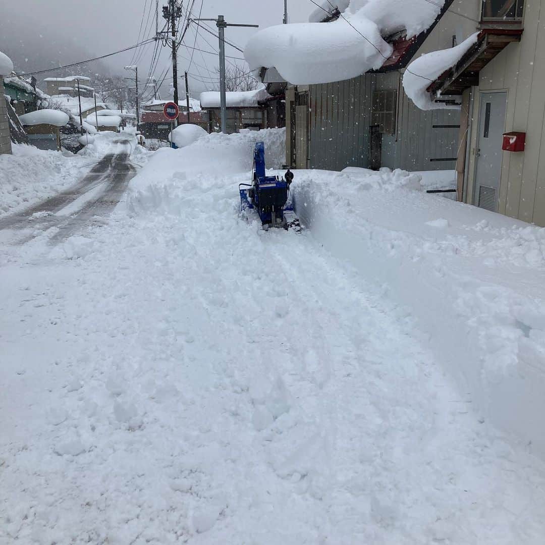 本坊元児さんのインスタグラム写真 - (本坊元児Instagram)「西川町。 車を止める為の雪かきでほぼ一日が終わる。このまま、車停めずに帰ったろか #西川町」12月18日 16時27分 - honbouganji