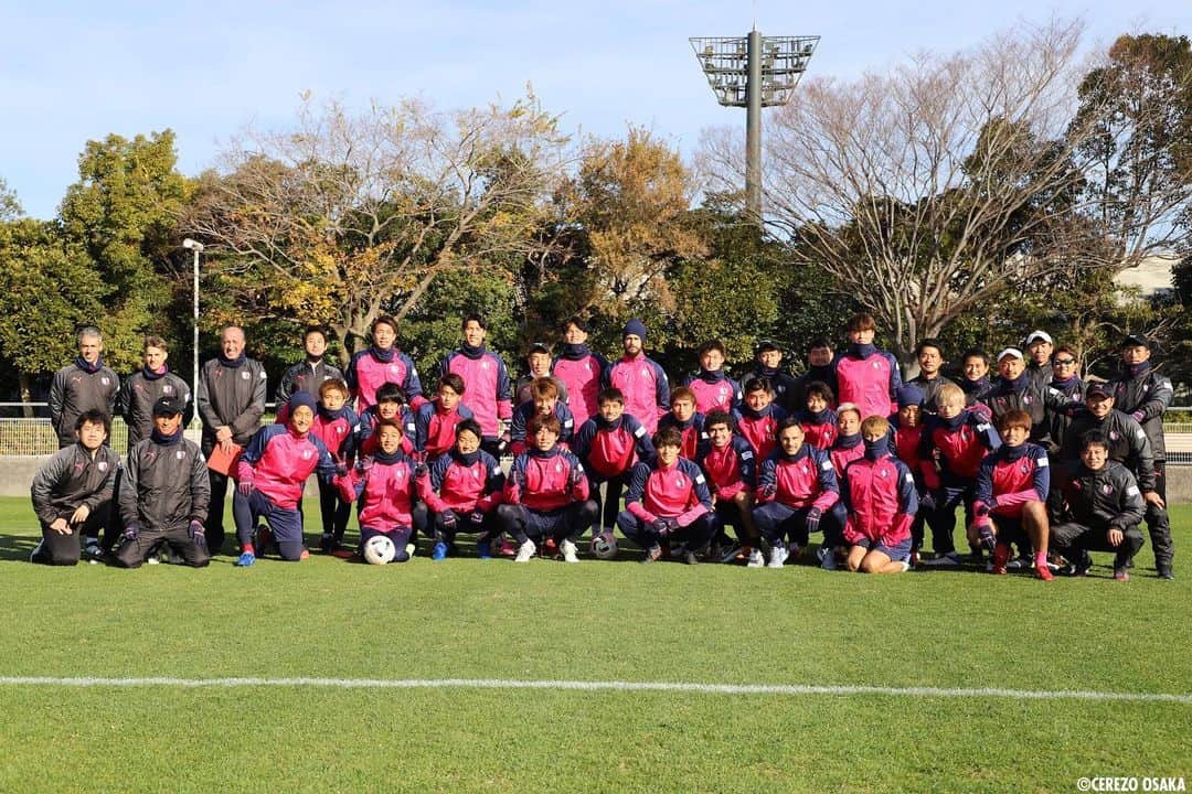 セレッソ大阪さんのインスタグラム写真 - (セレッソ大阪Instagram)「・ 2020シーズントップチームの全体トレーニングは本日で終了しました。 最後に記念撮影📸 そして、明日の試合へ向けて選手たちは出発しました！ 勝って帰ってきます！ 皆さま熱い応援よろしくお願いします🔥  ・ #cerezo #セレッソ大阪 #SakuraSpectacle」12月18日 16時29分 - cerezo_osaka