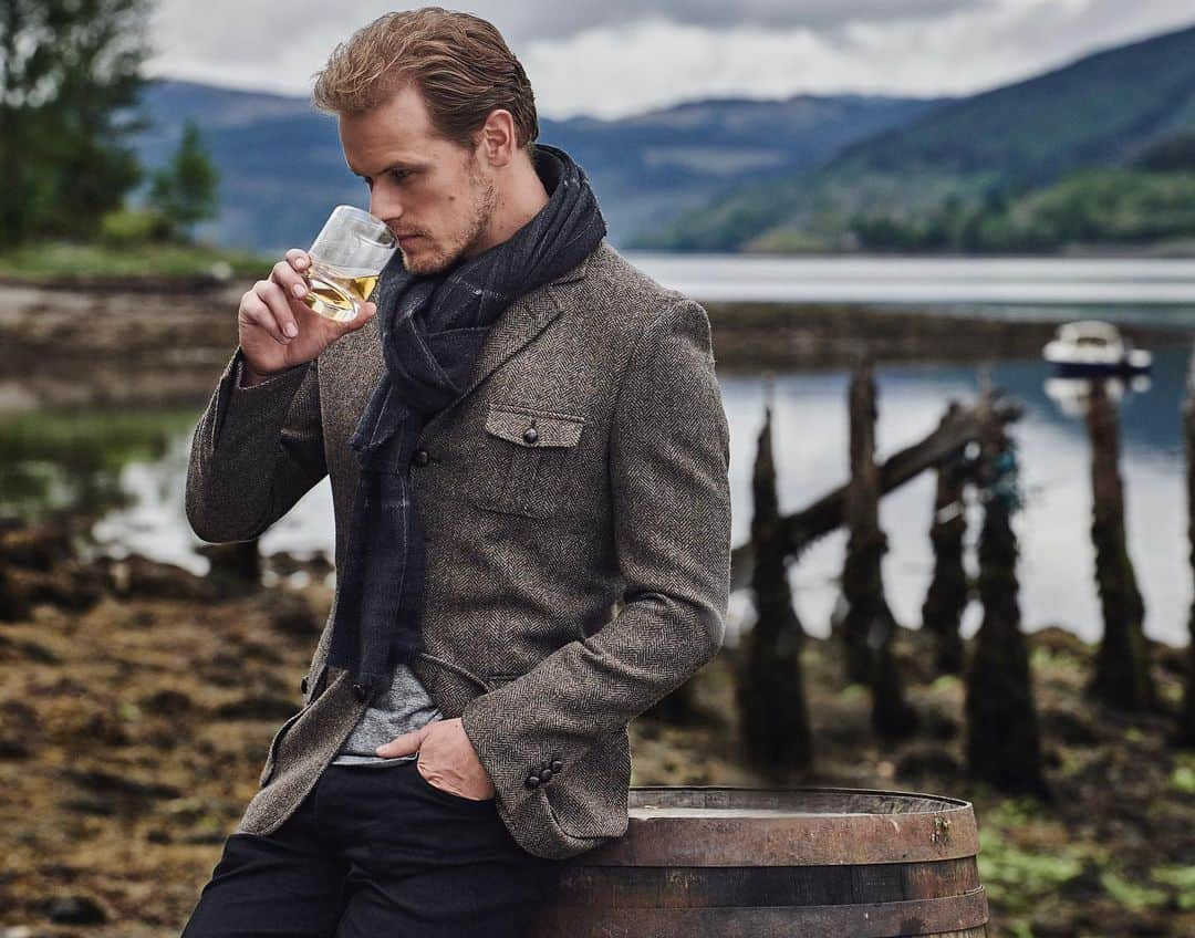 サム・ヒューアンさんのインスタグラム写真 - (サム・ヒューアンInstagram)「The Sassenach Tartan is weaving again!  @sassenachtartan  Without further ado, it is my pleasure to present to you the Sassenach Tartan collection, bespoke barware, apparel, accessories, and more!  A range of goodies that were inspired by my love of Scotland.  Sláinte, Sam and The Sassenach Team (Link in stories) @sassenachspirits @greatglencompany  #scotland #samheughan #tartan #ad」12月18日 16時30分 - samheughan