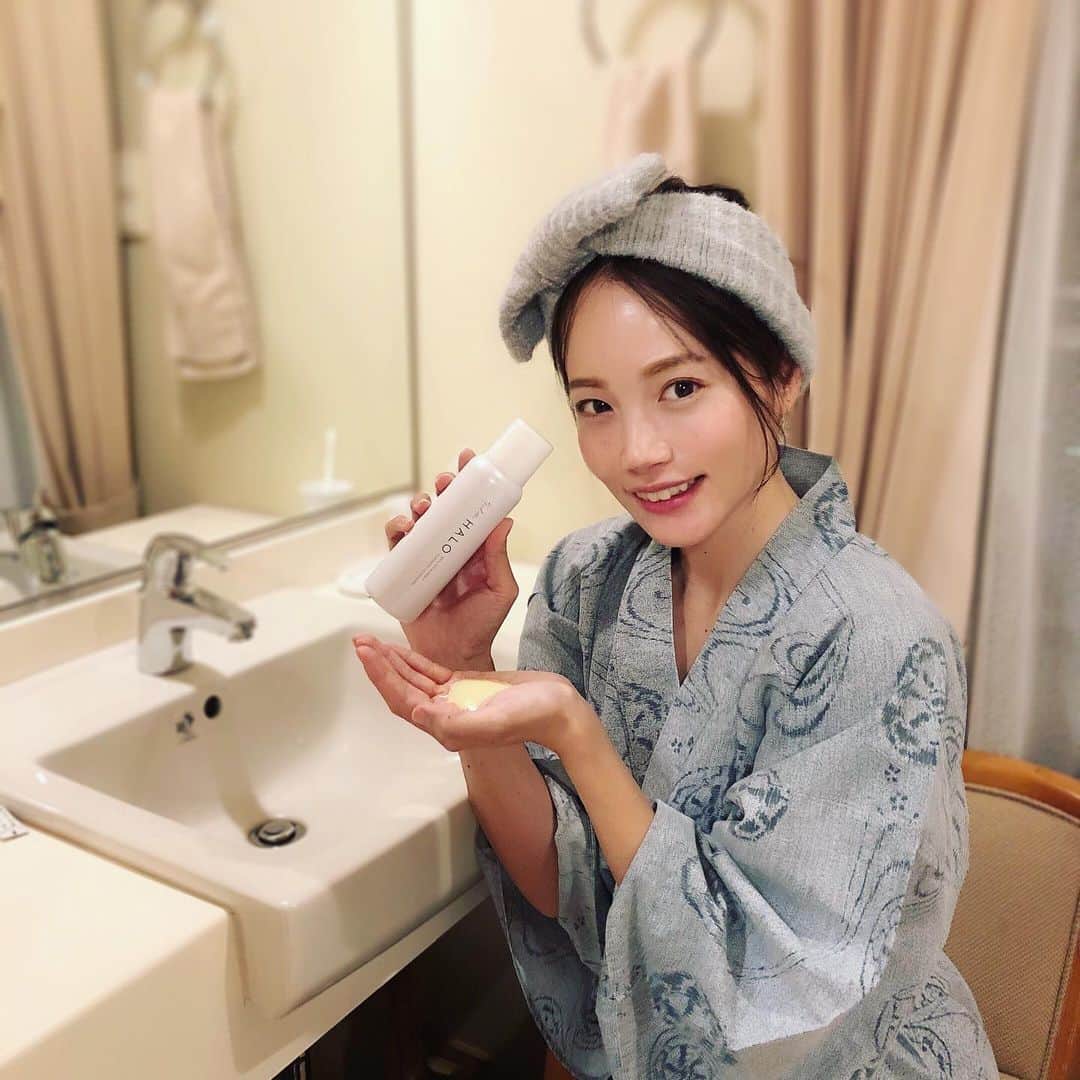 のインスタグラム：「✳︎✳︎✳︎﻿ ﻿ このクレンジングめちゃくちゃ好き🙋‍♀️💗﻿ ﻿ 毛穴ケアに良いと聞いたFeel the HALO🌺﻿ ﻿ ~ @feel_the_halo ~﻿ ﻿ 泡で出てくるのに顔に伸ばす頃にはオイルになってるの💡﻿ ﻿ 洗い上がりの肌のもっちり具合がめちゃくちゃ良い〜〜🥰﻿ ﻿ 低刺激で防腐剤、合成着色料フリーなところもお気に入りです👍﻿ ﻿ 私は自まつげ派だけどマツエクを付けていても使えるんだって👀﻿ ﻿ 高濃度100％炭酸を閉じ込めた泡のクレンジングで特許も取得済みだそう❕﻿ ﻿ ﻿ #feelthehalo#halo_pr#炭酸クレンジング #フィールザハロ#炭酸洗顔#炭酸美容」