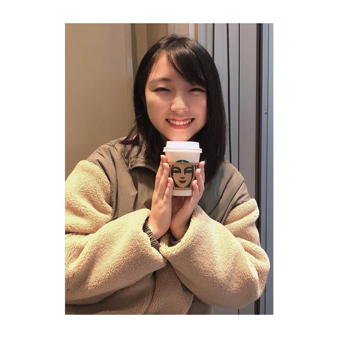 戸田華鈴さんのインスタグラム写真 - (戸田華鈴Instagram)「最近スタバ率高い🤭 新作のウィンターホワイトチョコレートは、本当にホワイトチョコレートを飲んでるって感じでめっちゃ甘かった笑 ショートサイズでちょうどいいかな〜🤔🤔🤔 意外とブッシュドノエルのチョコケーキと合ってて美味しかった🤤✨  #スタバ #Starbucks #cafe #starbuckscoffee #ブッシュドノエル #ウィンターホワイトチョコレート #whitechocolate #うぃんたー⛄️ #撮影お母さん」12月18日 16時32分 - karintsuji