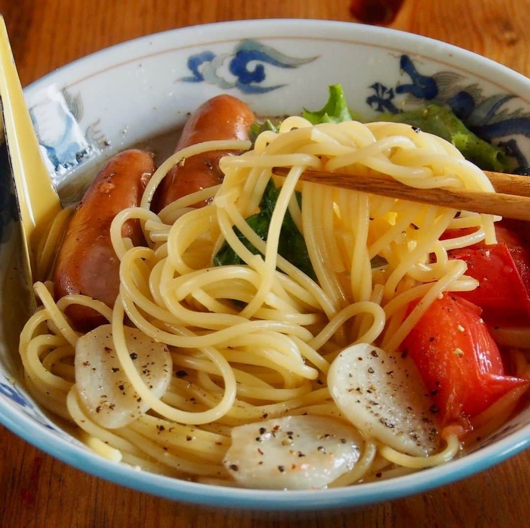 メシ通さんのインスタグラム写真 - (メシ通Instagram)「熱々スープにスパゲティを乾麺のまま入れて煮込むお手軽レシピ。 フライパン1つで作れます。   一口コンロで物足りる冬メシ「にんにくバターのコンソメスープスパゲティ」の作り方【ヤスナリオ】 https://www.hotpepper.jp/mesitsu/entry/yasunario/2020-00243   #mesitsu #メシ通 #にんにく #ニンニク #スパゲティ #スープスパゲティ #ガーリック #スープパスタ #スープスパゲッティ #レシピ #レシピブログ #東京 #ヤスナリオ #yasunario #easy #delicious #recipe #tokyo」12月18日 16時36分 - mesitsu