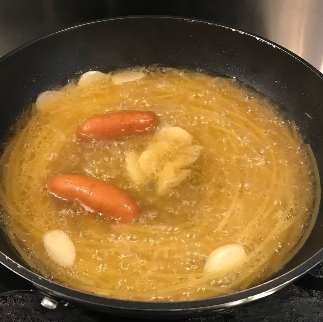 メシ通さんのインスタグラム写真 - (メシ通Instagram)「熱々スープにスパゲティを乾麺のまま入れて煮込むお手軽レシピ。 フライパン1つで作れます。   一口コンロで物足りる冬メシ「にんにくバターのコンソメスープスパゲティ」の作り方【ヤスナリオ】 https://www.hotpepper.jp/mesitsu/entry/yasunario/2020-00243   #mesitsu #メシ通 #にんにく #ニンニク #スパゲティ #スープスパゲティ #ガーリック #スープパスタ #スープスパゲッティ #レシピ #レシピブログ #東京 #ヤスナリオ #yasunario #easy #delicious #recipe #tokyo」12月18日 16時36分 - mesitsu