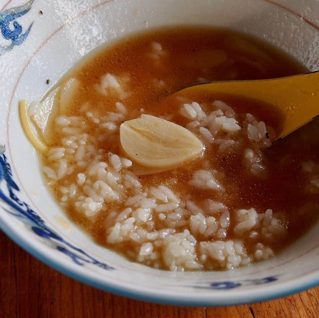 メシ通さんのインスタグラム写真 - (メシ通Instagram)「熱々スープにスパゲティを乾麺のまま入れて煮込むお手軽レシピ。 フライパン1つで作れます。   一口コンロで物足りる冬メシ「にんにくバターのコンソメスープスパゲティ」の作り方【ヤスナリオ】 https://www.hotpepper.jp/mesitsu/entry/yasunario/2020-00243   #mesitsu #メシ通 #にんにく #ニンニク #スパゲティ #スープスパゲティ #ガーリック #スープパスタ #スープスパゲッティ #レシピ #レシピブログ #東京 #ヤスナリオ #yasunario #easy #delicious #recipe #tokyo」12月18日 16時36分 - mesitsu