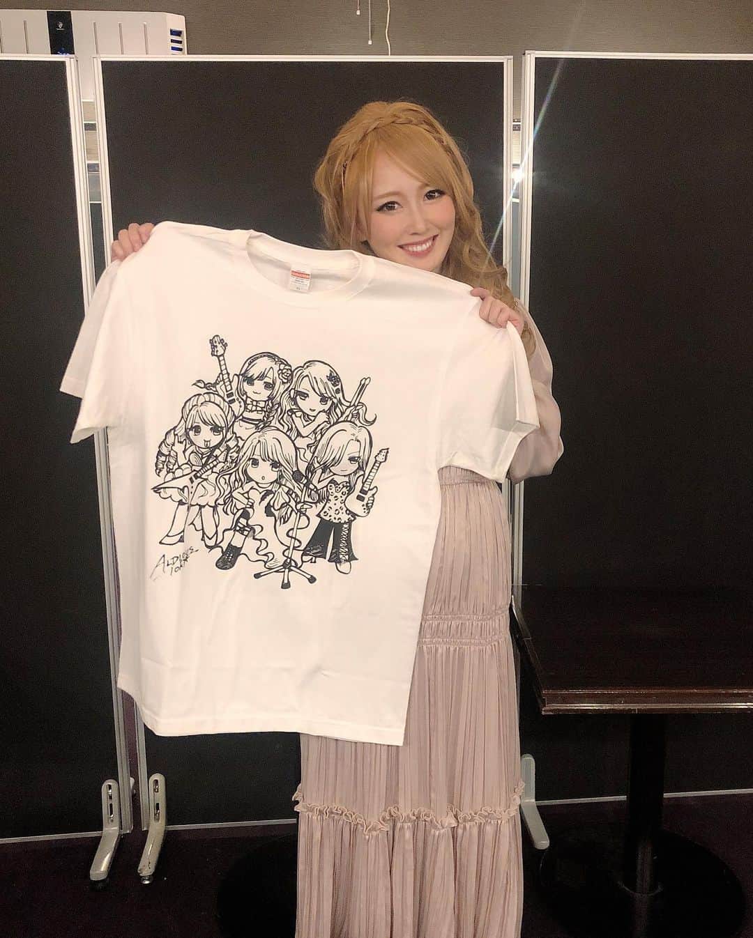 のインスタグラム：「トキが描いたALDIOUSメンバー達のイラストが、New Tシャツと、クリーニングクロスになりました💖 本日発売なので、是非ゲットしてなぁ🤘 #Aldious #アルディアス #aldioustoki」