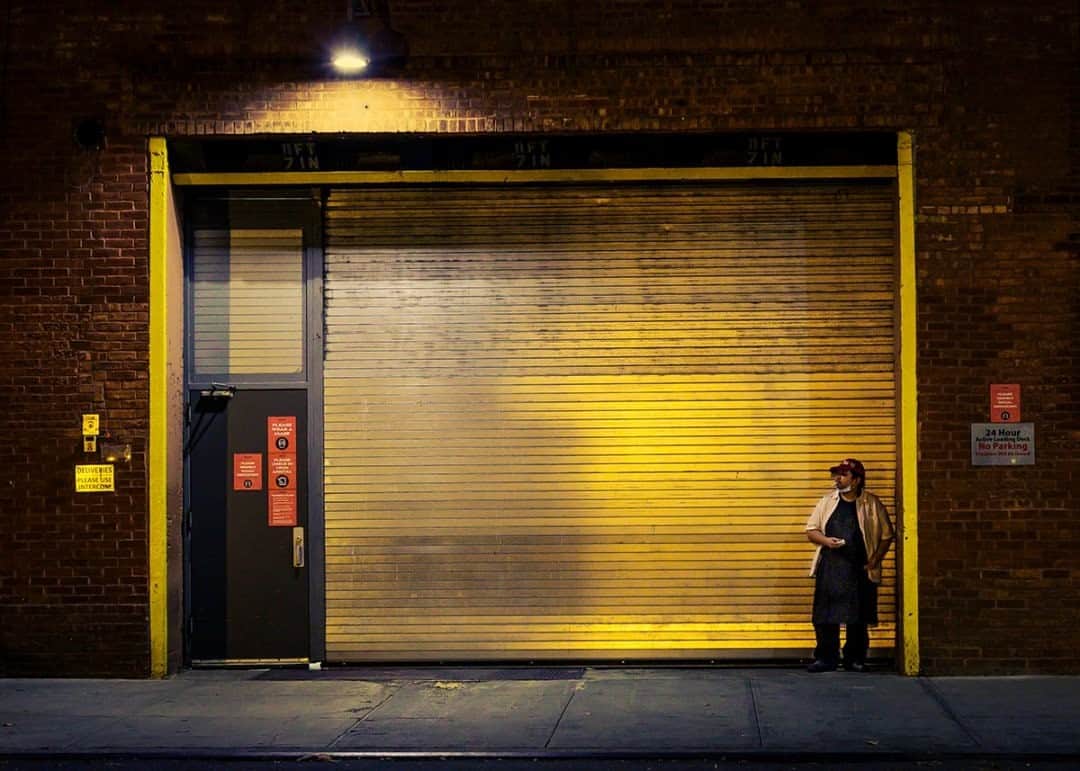 のインスタグラム：「Photo by @dina_litovsky / A night scene in the Meatpacking District, New York City. Taking inspiration from Edward Hopper’s night paintings, I walk around after sunset looking for sources of light, which offers refuge from the alienating darkness. For more images, follow me @dina_litovsky.」