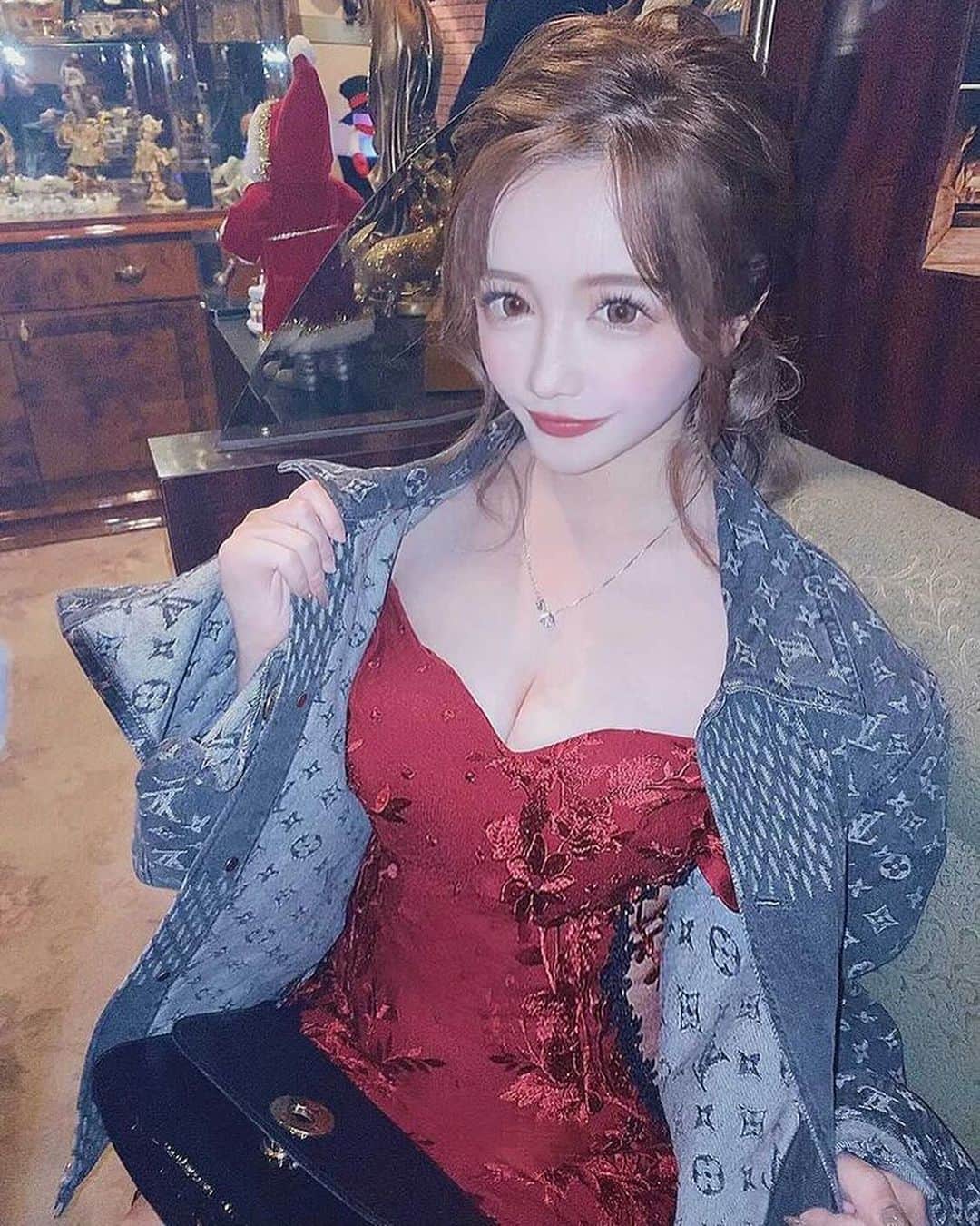 神出鬼没の【キャバ図鑑】のグルメインスタ