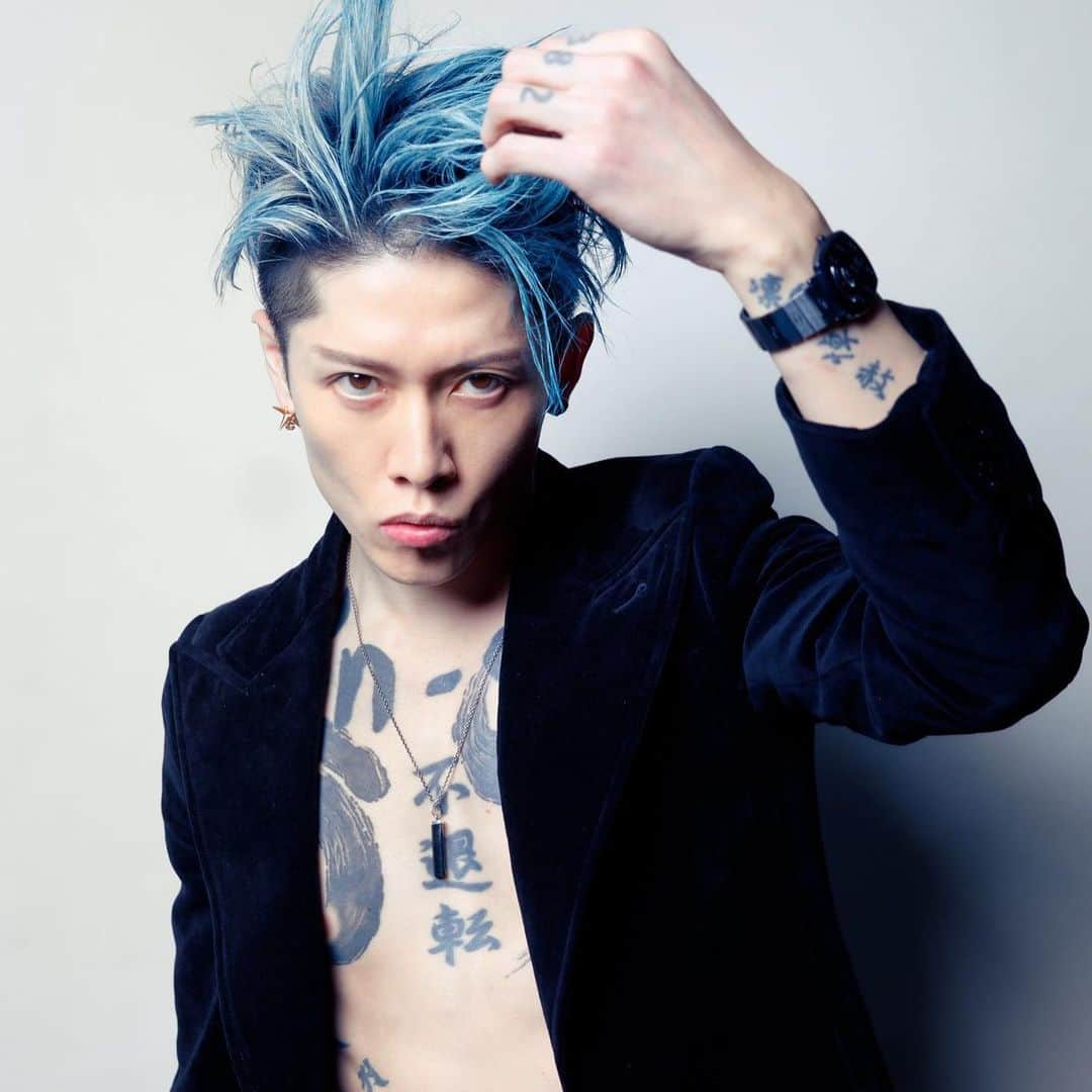 The Japan Timesさんのインスタグラム写真 - (The Japan TimesInstagram)「Osaka-born musician Takamasa Ishihara, better known as the samurai guitarist Miyavi, had a lot lined up this year, but his carefully laid plans started to unravel in January as COVID-19 infections began to spread around the globe. @miyavi_ishihara had just returned from a trip to Colombia visiting refugee camps as the UNHCR Goodwill Ambassador when he learned about the seriousness of the pandemic. Still, he has a positive outlook on what has been an unexpectedly challenging year. "What we do is the same: We put our message and soul into our music and we do our best in our performances, but the platform changes," Miyavi said. "It’s a challenging time, but it’s also a thrilling time." Read the full interview with the link in our bio. 📸Martin Holtkamp (@martinholtkamp_) . . . . . . #Japan #Tokyo #music #rock #Miyavi #miyaviishihara #japantimes #日本 #音楽 #ロック #ジャパンタイムズ #🎸」12月18日 16時45分 - thejapantimes