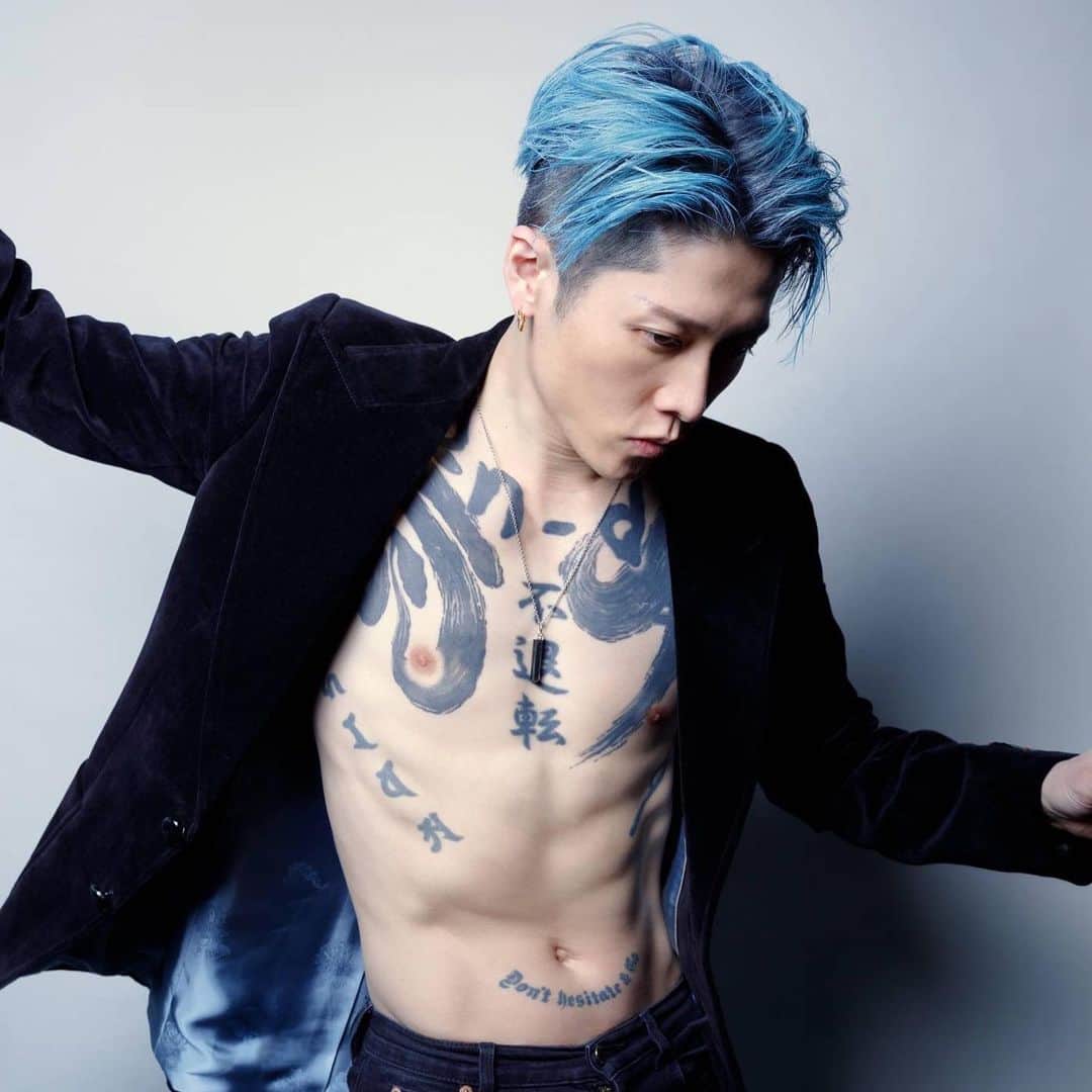 The Japan Timesさんのインスタグラム写真 - (The Japan TimesInstagram)「Osaka-born musician Takamasa Ishihara, better known as the samurai guitarist Miyavi, had a lot lined up this year, but his carefully laid plans started to unravel in January as COVID-19 infections began to spread around the globe. @miyavi_ishihara had just returned from a trip to Colombia visiting refugee camps as the UNHCR Goodwill Ambassador when he learned about the seriousness of the pandemic. Still, he has a positive outlook on what has been an unexpectedly challenging year. "What we do is the same: We put our message and soul into our music and we do our best in our performances, but the platform changes," Miyavi said. "It’s a challenging time, but it’s also a thrilling time." Read the full interview with the link in our bio. 📸Martin Holtkamp (@martinholtkamp_) . . . . . . #Japan #Tokyo #music #rock #Miyavi #miyaviishihara #japantimes #日本 #音楽 #ロック #ジャパンタイムズ #🎸」12月18日 16時45分 - thejapantimes