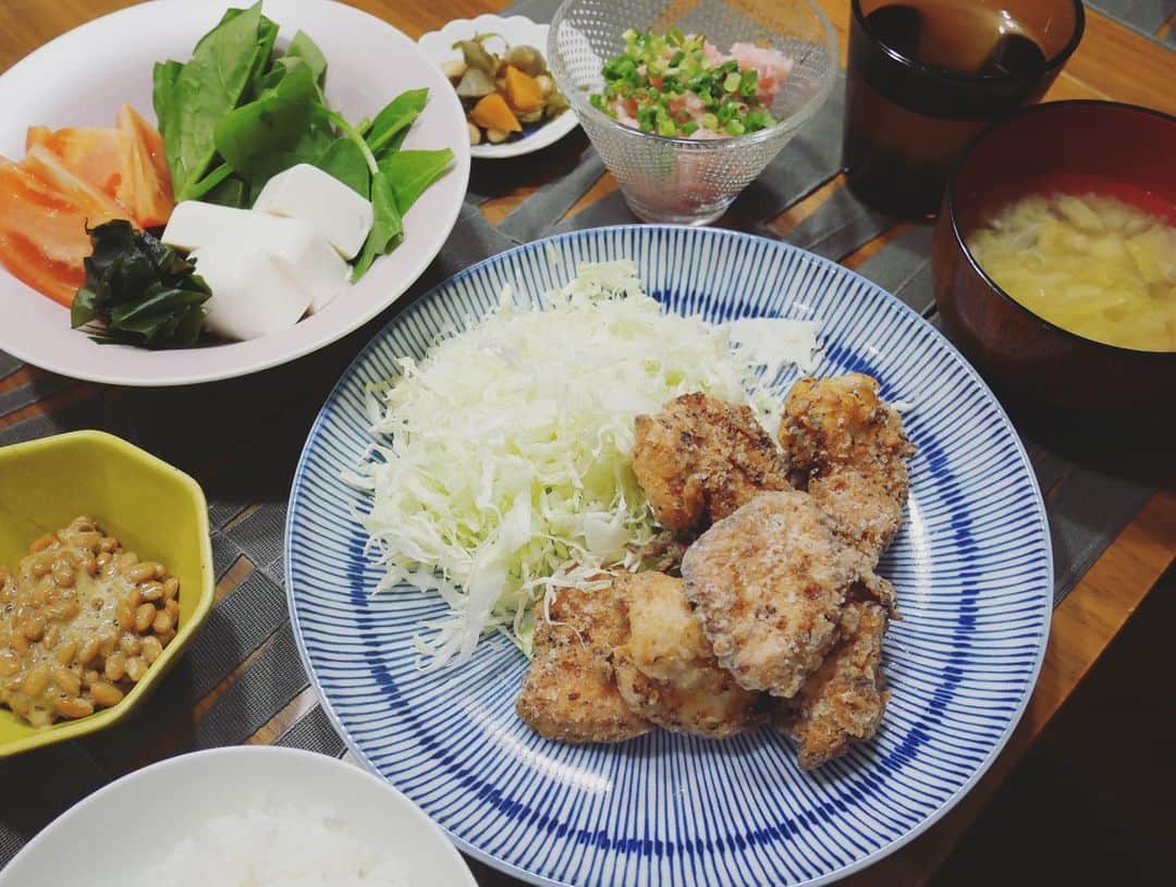 本田朋子さんのインスタグラム写真 - (本田朋子Instagram)「主人の好物・鶏胸肉の塩唐揚げ。 我が家ではレアメニューです。 塩麹、酒、ニンニクを入れて揉み込んで漬けておきます。 片栗粉:小麦粉を7:3くらいの割合で。 170度3分で揚げたあと、190度で40秒ほど二度揚げ。  #夕飯 #レシピ #鶏胸肉レシピ  #高タンパク質  #塩麹 #唐揚げ」12月18日 16時52分 - tomoko_honda_official_phonics