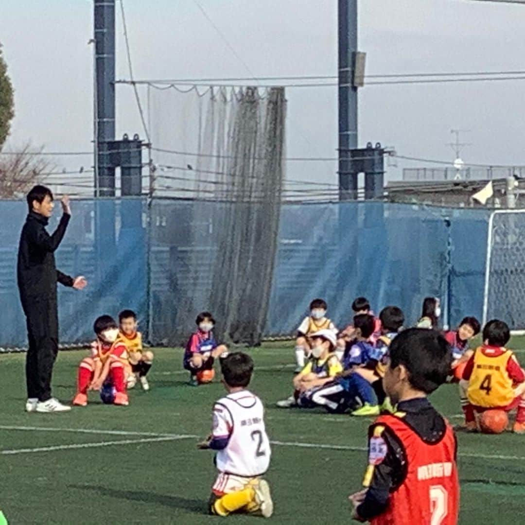 青山隼さんのインスタグラム写真 - (青山隼Instagram)「先日、国分寺で朝日新聞主催のサッカースクールに参加しました。 641人の中から抽選で選ばれた100人の子供達とサッカーを通してコミュニケーションが取る事ができとても充実した時間を過ごせました！ 今週も八王子でやります^ ^ 動画遠くて申し訳ありません。写真も是非みてください！ #サッカー #サッカー少年 #サッカースクール #サカママ #朝日新聞  #主催 #イベント #元プロサッカー選手 #福西崇史 #成岡翔 #青山隼 #俳優 #タレント #ジュビロ磐田 #アルビレックス新潟 #アビスパ福岡 #fc東京 #東京ヴェルディ #名古屋グランパス #セレッソ大阪 #浦和レッズ #徳島ヴォルティス #レジェンド #アンバサダー #jリーグ #出身 #仙台」12月18日 16時47分 - jun_aoyama_show_wa