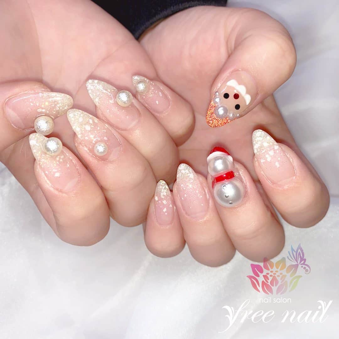 free nail フリーネイルのインスタグラム：「. お客様ネイル💅🏻🎅🏻🎄 . フラッシュネイルサンタ🎅🏻🎄♥️ . ご来店ありがとうございました🙇🏻‍♀️🙇🏻‍♀️🙇🏻‍♀️💗 . #ネイルアート #ジェルネイル #ネイルサロン #大阪ネイルサロン #ネイルデザイン #ネイルチェンジ #クリスマスネイル #christmasnails #サンタネイル #雪だるまネイル #フラッシュネイル #赤ネイル #クリアネイル #デザインネイル #トレンドネイル #大人ネイル #おしゃれネイル #冬ネイル #winternails #nailsart #nailsdid #美甲 #日式美甲 #日式美甲胶 #日本美甲师 #日本美甲老师 #美甲上课 #日本胶 #フリーネイル #freenail」