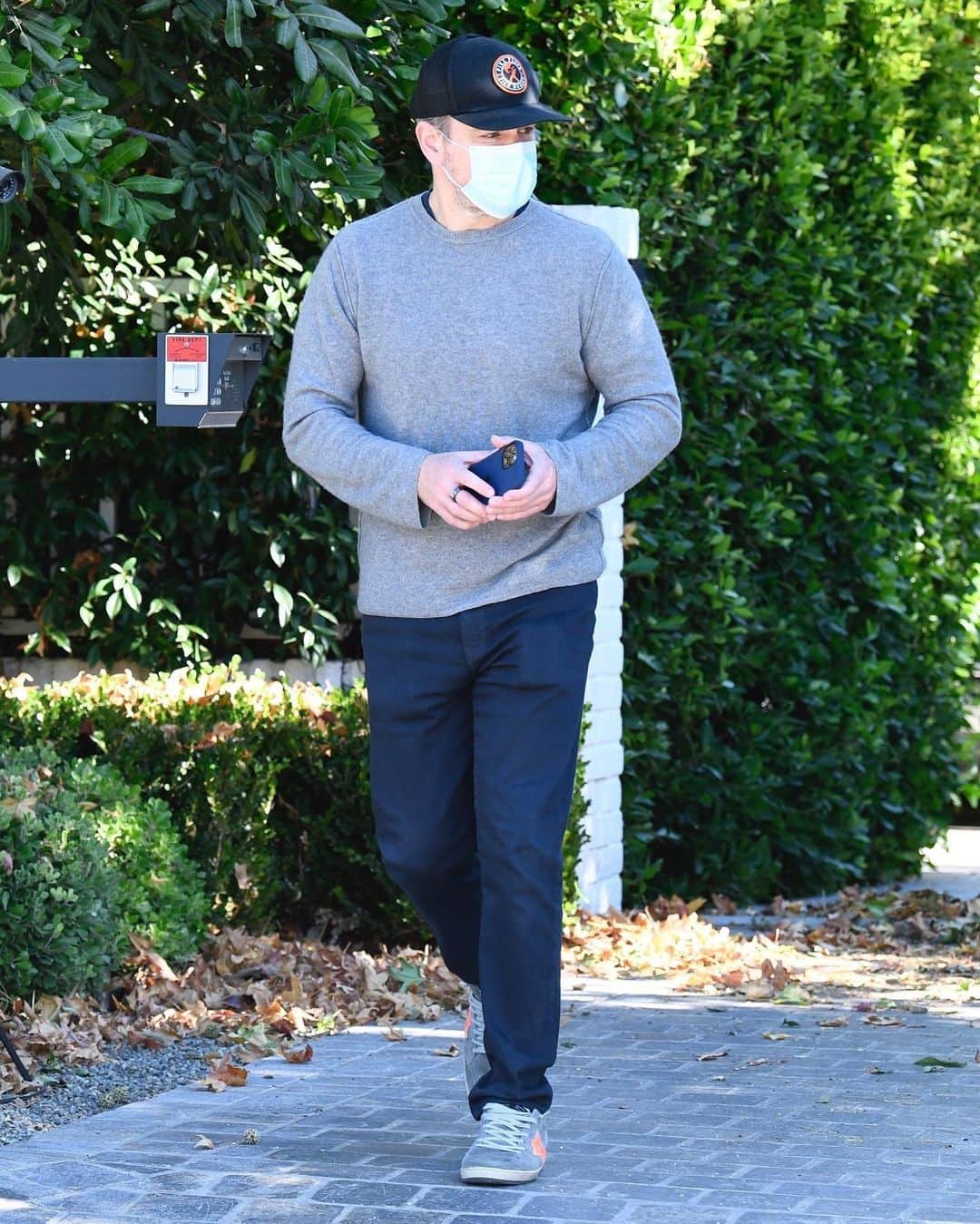 Just Jaredさんのインスタグラム写真 - (Just JaredInstagram)「Matt Damon stays safe in a face mask as he heads out after paying a visit to pal Ben Affleck’s house.  #MattDamon Photo: Backgrid」12月18日 16時49分 - justjared
