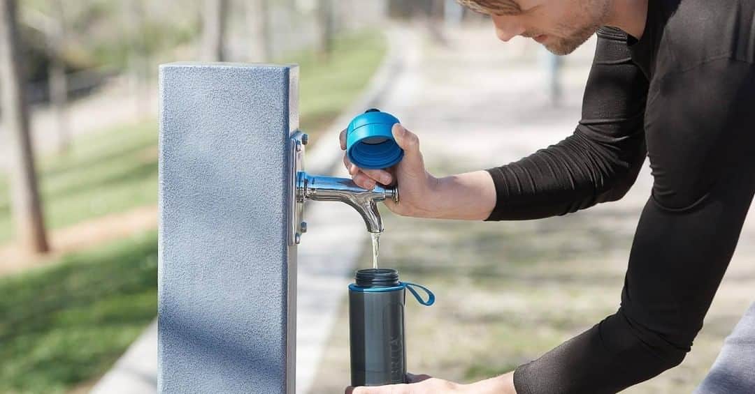 BRITA Japanのインスタグラム：「＼BRITAの社員が教えます／ 【週末のウォーキングにおすすめなfill&goの活用法とは？】  ウォーキングには水分補給が欠かせませんが、お水の入った水筒やペットボトルは案外重いもの…そんな時、便利なのがfill&goシリーズです。 出発時には、空のfill&goを持参します。fill&go Activeであれば、重さはわずか150g程度。歩くのに負担になりません。 距離半分のところに丁度公園があるので、そこの水道で飲みたい分だけ水分補給をします。 そして、またfill&goを空のままで歩きます。家に到着後は、家の水道でfill&goに水を入れて最後の水分補給をしています。 飲みたい分だけ補充しながら、ウォーキングを楽しむfill&goシリーズの活用法でした。皆さんぜひ、試してみてくださいね＾＾」