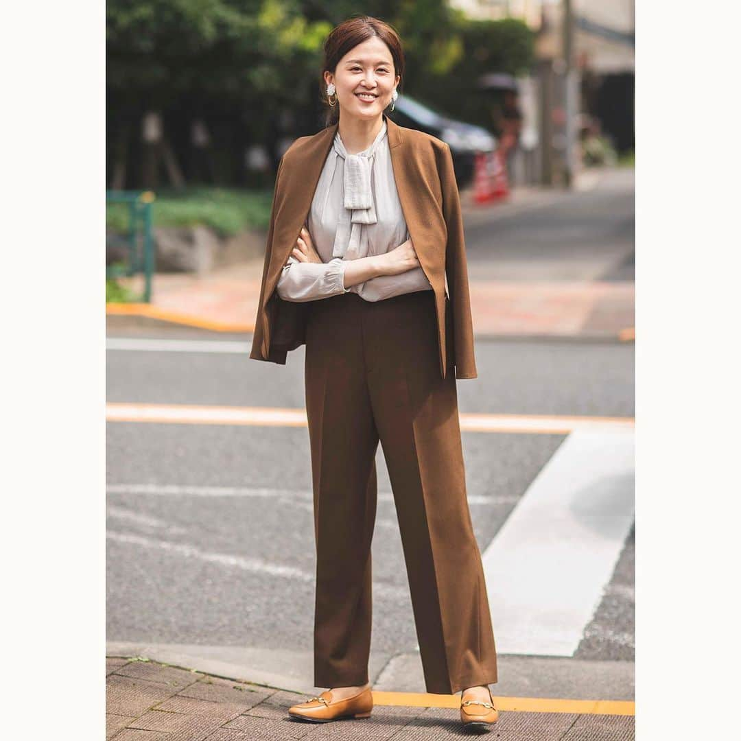 洋服の青山さんのインスタグラム写真 - (洋服の青山Instagram)「／／MUST BUY BROWN SUIT vol.2／／﻿ ﻿ ﻿ 今年はブラウンスーツが人気✨﻿ 実際に人気の高いアイテムをご紹介します😊﻿ ﻿ ﻿ 【vol.2】﻿ 深みのあるスモーキーブラウンがおしゃれにきまる﻿ シックな大人ブラウンスーツ﻿ ﻿ ワイドパンツがこなれ感のあるスタイリングに。﻿ 堅すぎないノーカラージャケットは﻿ オフィスカジュアルの王道アイテム。﻿ 今年らしいブラウンを選んで﻿ コーディネートを楽しんでください🎵﻿ ﻿ ﻿ ﻿ ﻿ ANCHOR WOMAN PERSON'S﻿ ◆フロントホックVノーカラージャケット　¥15,000+tax﻿ ブラウン(AJ205049-D)﻿ ﻿ ◆ノータックワイドパンツ　￥8,000+tax﻿ ブラウン(AP205049-D)﻿ ﻿ ◆タイトスカート　¥8,000+tax﻿ ブラウン(AS205049-D)﻿ ﻿ ◆ボウタイソフトブラウス　￥3,900+tax﻿ ベージュ(YBL20165-46)﻿ ﻿ ﻿ モデル身長：173cm﻿ 着用サイズ ：９号﻿ アクセサリー/ スタイリスト私物﻿ ﻿ ------------------------------﻿ ﻿ 洋服の青山【レディスアカウント】では﻿ 毎日がもっと楽しくなる✨﻿ #遊べる選べるシゴト服 を紹介中🕊﻿ ﻿ 商品に対するお問い合わせは﻿ コメント・DMでお待ちしてます✉️﻿ ﻿ ------------------------------﻿ ﻿ ﻿ ﻿ #遊べる選べるシゴト服﻿ #洋服の青山﻿ #オフィスカジュアル﻿ #オフィスコーデ#オフィススタイル﻿ #オフィスファッション﻿ #OLコーデ #キャリアウーマン﻿ #お仕事コーデ #仕事コーデ﻿ #通勤コーデ #通勤ファッション﻿ #通勤スタイル ﻿」12月18日 17時00分 - aoyama_ladies