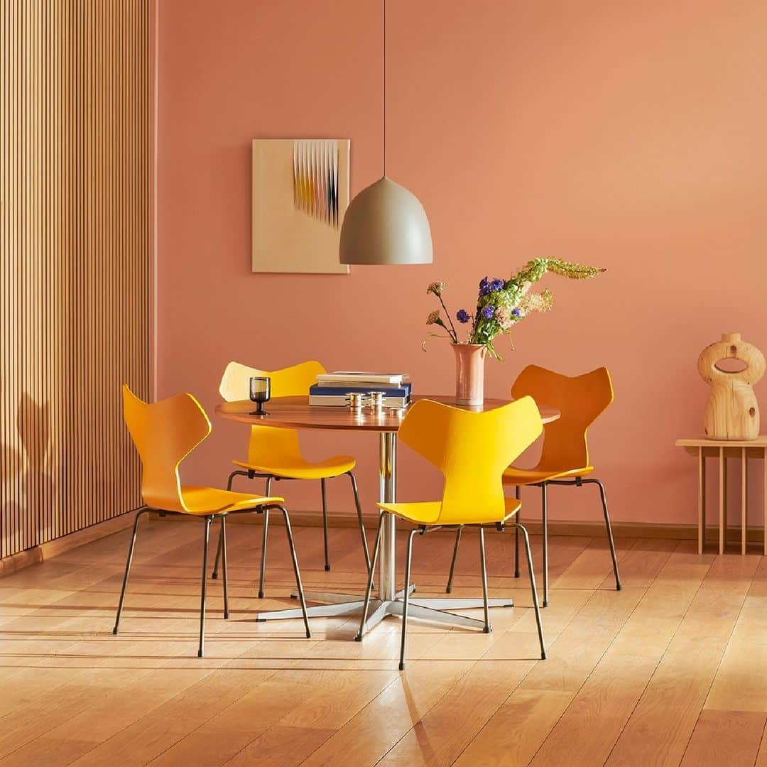 フリッツハンセンさんのインスタグラム写真 - (フリッツハンセンInstagram)「Grand Prix™ chairs in new yellow colours created by Carla Sozzani and Fritz Hansen  Explore more via link in bio.  #fritzhansen #grandprix #arnejacobsen #chairs #carlasozzani #diningroomfurniture #프리츠한센 #フリッツハンセン   #ダイニング家具」12月18日 17時00分 - fritzhansen