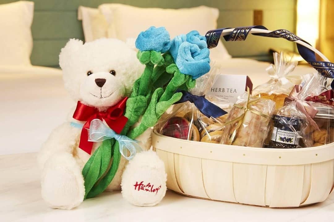 のインスタグラム：「【クリスマスハンパーとホテルステイ】  お部屋でクリスマスパーティーをお楽しみいただけるステイプラン「Stay Room Christmas Party」をご用意いたしました。  ホテルオリジナルスイーツがぎゅっとつまったクリスマスハンパー「A little happiness」とともに、ご家族やご友人と心踊る時間をお過ごしください。  詳しくはこちら http://bit.do/stayroom2020  [Christmas Hamper and Hotel Stay]  We have prepared our "Stay Room Christmas Party" where you can enjoy a Christmas party in your room!  Spend a relaxing time with your family and friends with our Christmas hamper "A Little Happiness" packed with hotel original sweets!  Click here for details http://bit.do/stayroom2020  Share your own images with us by tagging @princeparktowertokyo  —————————————————————  #TokyoTower #princeparktower #princehotels #tokyo #japan #beautifulhotels #tokyohotel #shibakoen #akabanebashi #azabujuban #tokyotower #ThePreferredLife #xmas #christmas #プリンスパークタワー東京 #東京タワー #クリスマス」