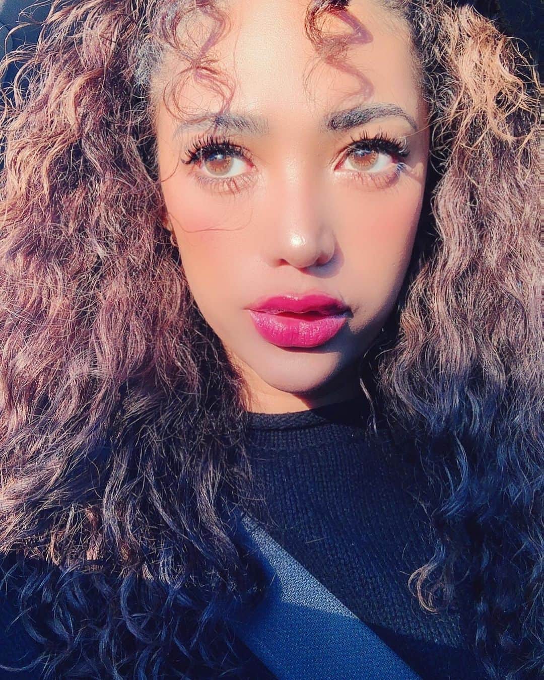 ユリサのインスタグラム：「小さい頃は大嫌いだった👩🏽‍🦱  2枚目の写真見ても分かるように、妹はカワイイくりくりヘアなのに、私はどちらかというとウェービー混ざりのくりくりになりきらない謎の髪質。 ずっと嫌で、10歳からストレートパーマしてたけど、戻して早1年🌼 最近では扱いも分かってきたし、こっちの方が好きって言ってくれる人も多くて、すっかり好きになりました💗  自分の事を好きになる近道は、褒めてくれる人といる事🌟小さい頃の自分に教えてあげたい😇  #curlyhair  #👩🏽‍🦱 #妹のオムツとオッパイは一応お花で隠しました #🌼」