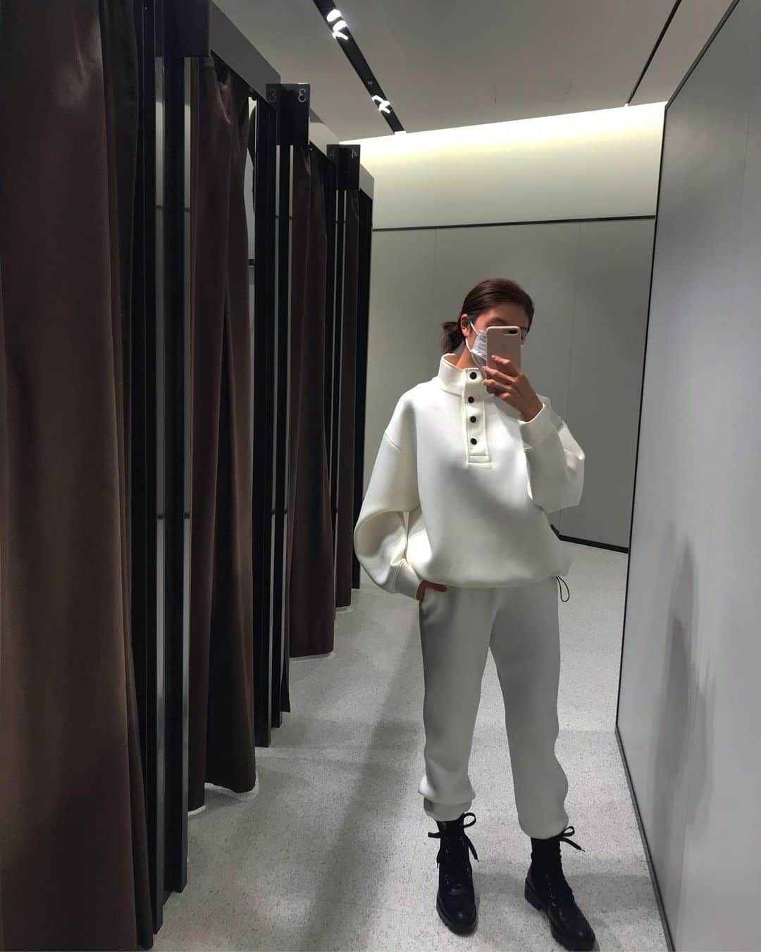 植松真理子のインスタグラム：「white  #zara #sweat #whitecode #boots #fashion」