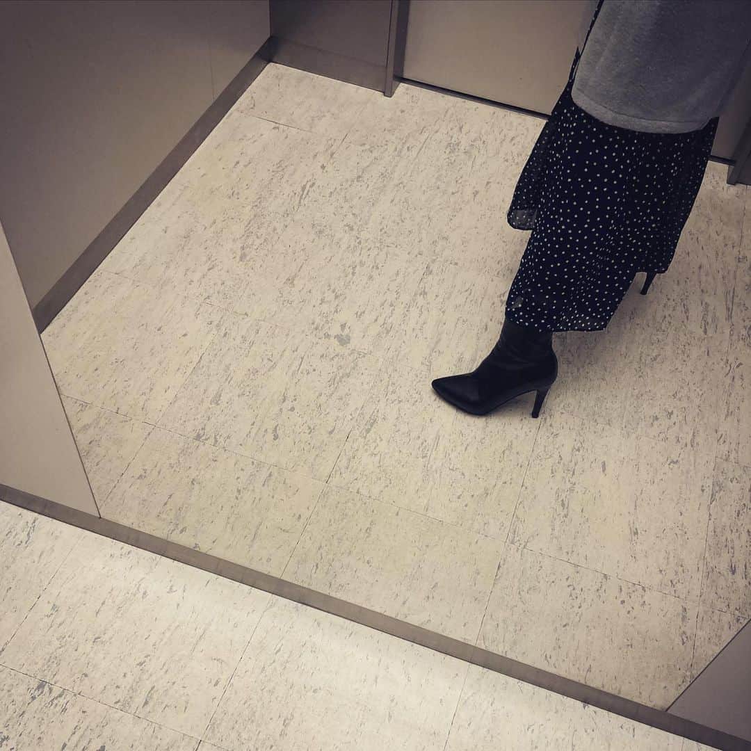 田井弘子さんのインスタグラム写真 - (田井弘子Instagram)「あー 昨日のワークショップで 足筋肉痛なの忘れて、 久々に #ヒール　のブーツ 履いて来ちゃったよ。  結構キツイよ(^-^;  でも、たまにはヒールも履かなきゃね！」12月18日 16時54分 - hirokotai