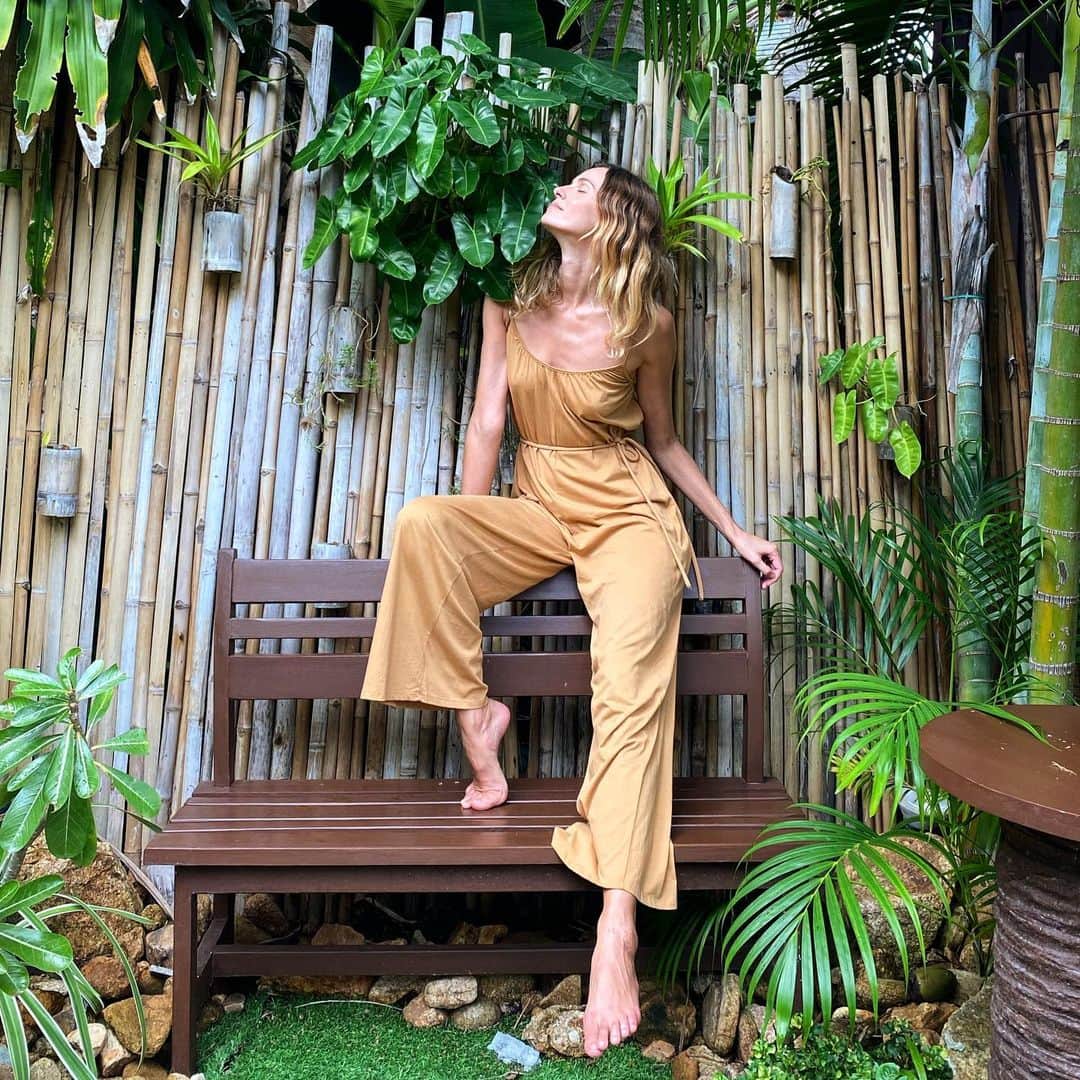 ヴァレンティナ・ゼリャヴァのインスタグラム：「Since I started modeling almost 20 years ago I was always on the move. I was never at one place for more than 1 week 🧳  I basically lived on the plane, on the train, car services, different hotels, cities, countries and continents ✈️  I really enjoyed this lifestyle and while making money and building my cariera I was also discovering a world 🗺   I didn’t even noticed the line when I stopped enjoying and started to use traveling as an escape from being by myself. I didn’t know how to be myself, how to enjoy my own company 🌴 I never admitted it because I was simply afraid to look inward.   This year in Koh Samui I stayed on the island for almost a year😃 I didn’t feel like running away or escaping because one day, one amazing most magical day, I finally felt at ease in my heart with whatever situation, location, environment, circumstances I was in ❤️  The day when I saw for myself  how important and the most precious thing is to be Myself I dropped all the desires and stopped in that moment that felt like stillness and blissful movement of life all at once 💙  I’m still learning and sometimes I “forget” Myself and I got caught in the tornado of the emotions but I simply take a deep breath, make my self a tea and while mindfully sipping on a tea I find  that stillness inside me again and again 😌  #mindfulness  #love」