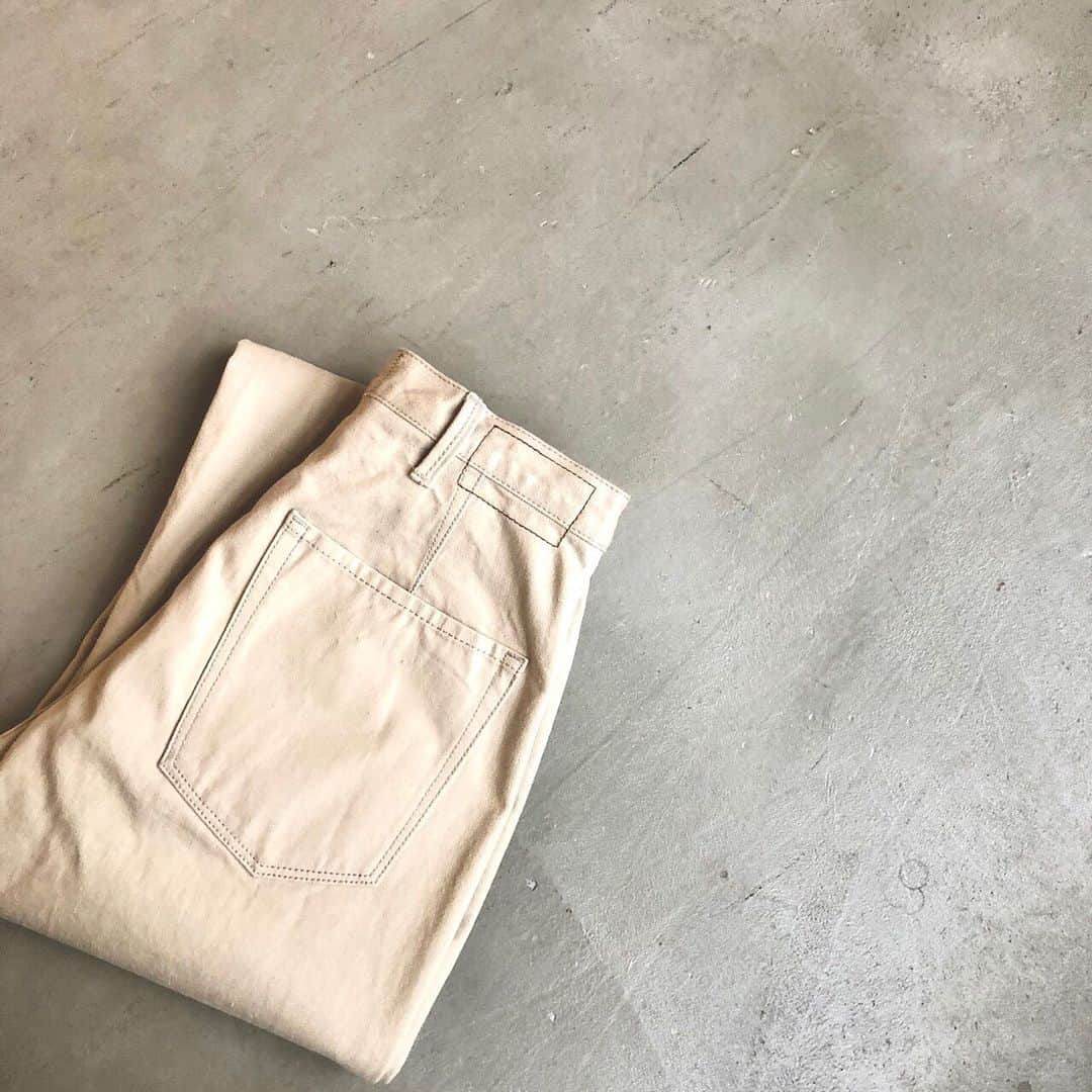 Moname Official Instagramのインスタグラム：「. ストレートシルエットの新色✨ 太すぎないスリムさと女性らしさのあるシルエット。 ブラウン系とも相性が良いベージュのカラーデニム素材です。 . STRAIGHT No.41103314 Color. BEG ¥14,000 +tax . 163cm . #moname #モナーム#20aw#ストレート #denim #fashion #ootd #おしゃれ #おしゃれ女子 #パンツ #カジュアルコーデ #シンプルコーデ #着回しコーデ #今日のコーデ#パンツスタイル#着画 #ラフコーデ #きれいめコーデ #ストレート  #着回し #160cm  #大人女子#美脚#ストレッチデニム #ベージュ#ペタンコ靴#ブラウン#カラーデニム#大人カジュアル」