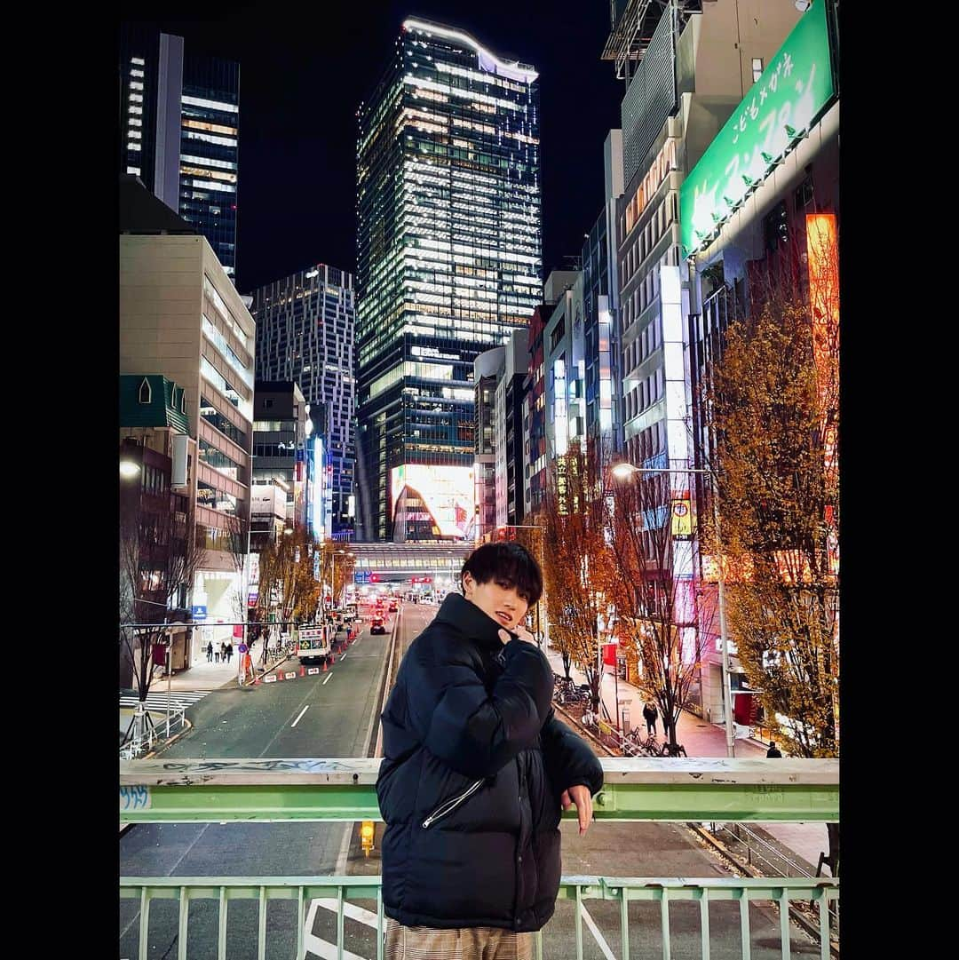 工藤大貴のインスタグラム：「. 渋谷の夜は眩しいです  #渋谷 #tokyo #portrait #ポートレート #夜景」