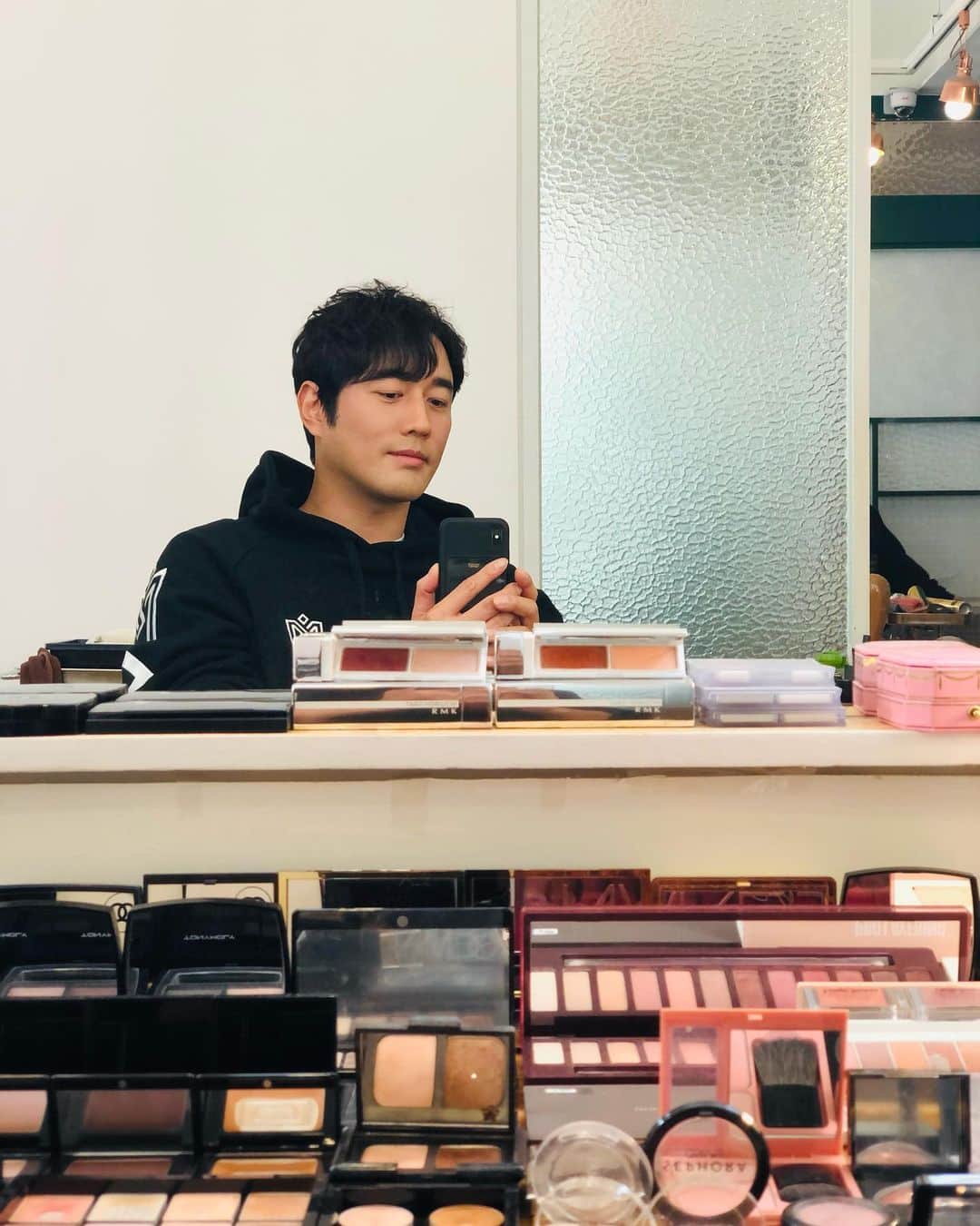 チョ・ハンソンのインスタグラム：「요즘 셀카 찍기가  너무 어렵네요.. 휴대폰의 사진을 찾다가  올립니다~! 여러분 파이팅~!👍👍 #포레스타 #16년함께한미용실」