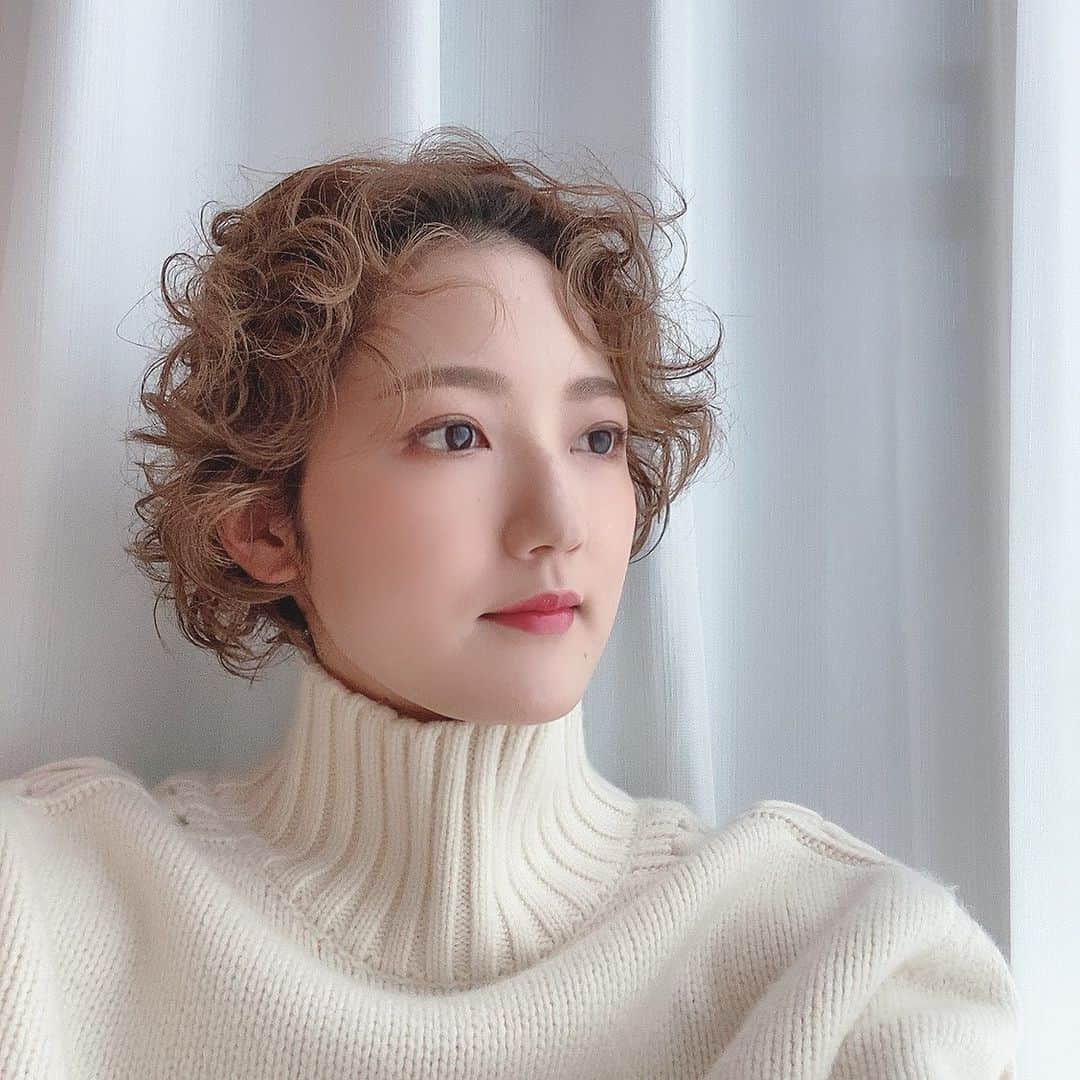 花野じゅりあさんのインスタグラム写真 花野じゅりあinstagram クリスマスが近いので 久しぶりに赤リップ塗りました 白ニットと赤リップの組み合わせがまたクリスマスっぽいですよね マスクで見えなくても 自分がワクワクする為にリップをつけるのはいいなぁと