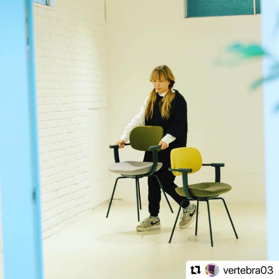ハミルのインスタグラム：「. . 1:vertebra さんの記事アップされた。 . vertebra イトーキさん、 @vertebra03  柴田文江さん、 @fumie.design  柴田くん、 @4bata_takahiro  PRの川村みほちゃん、 @miho_kawamura_  お世話になりました！ . JINNAN HOUSE で大事に使わせていただきます！ . 2: @headstokyo のCraft撮影は、 木工作家の高山さんの奥さん、 純子さんに成井窯さんにて、 陶芸体験しながら、 益子の景色を撮らせていただきました！ . 成井窯さんの土瓶の景色が毎回たまらん。 . 夏に来て作らせていただいた自分の初作品の 削りも撮影の合間にさせていただきました。 初めての削りにドギマギ。 成井窯のフミさんに手取り足取り！ 教えて頂きました！ . 成井さん、フミさん、 本当にいつもありがとうございます！ . 6: お昼に高山さん @taka.woodworks の ご自宅にて、ランチ食べた。 撮影の木寺さん @noriokidera から 高山さんに、柚木沙弥郎のサインされた本を プレゼントされて、めっちゃ喜んでいた図。 . 柚木沙弥郎さんも高山さんも 京都のACE HOTEL を作る時に参加したから、 大喜び！ . 最近、リモートばかり、打合せばかりだったから、合間ホッとする益子はやっぱり優しい。 . @headstokyo お楽しみに。 . #vertebra  #益子 #成井窯 #高山英樹 #木寺紀雄 #headstokyo」