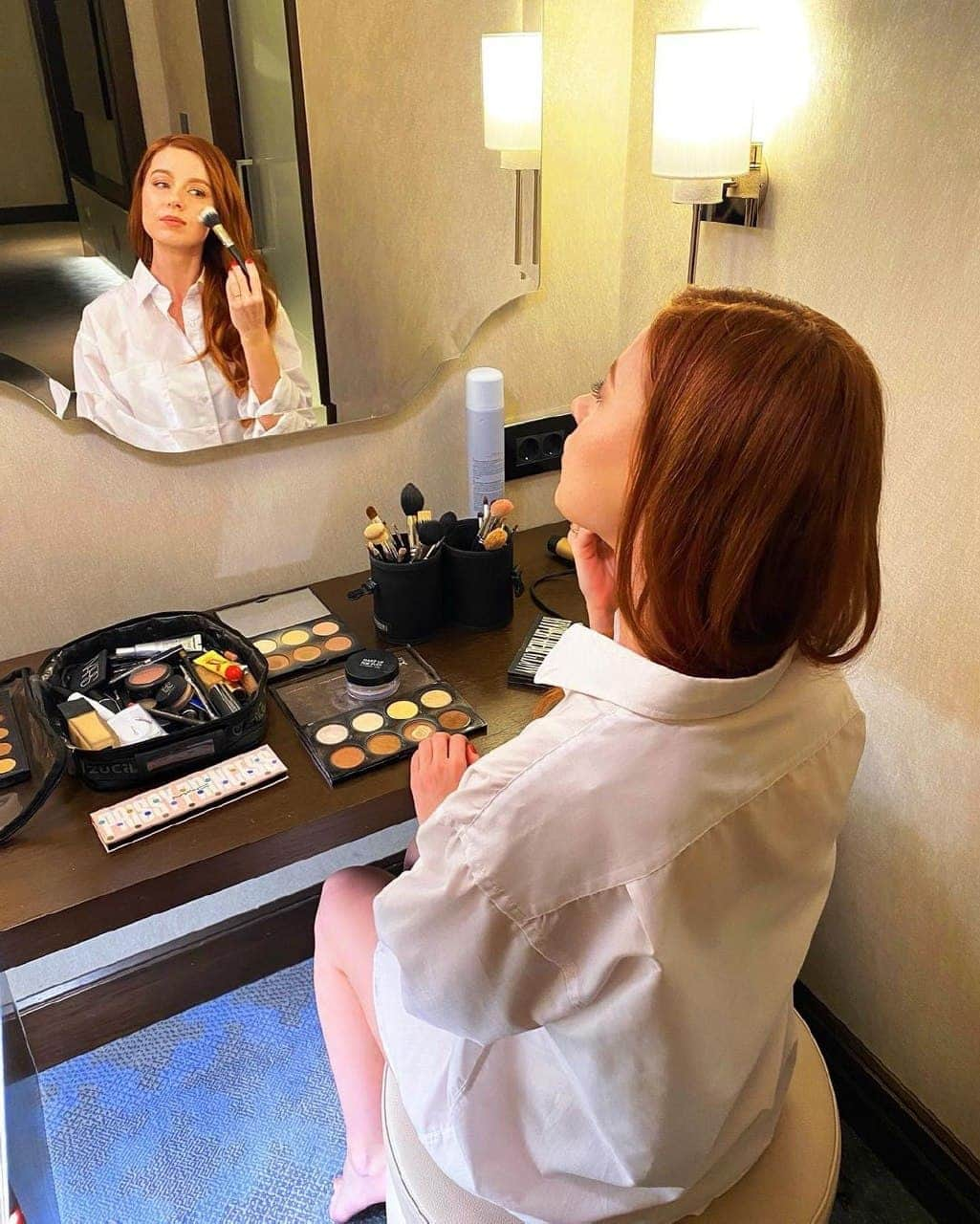 RU.TVさんのインスタグラム写真 - (RU.TVInstagram)「💄 Многие девушки сравнивают макияж с медитацией. Ведь это время, когда можно побыть наедине с собой, подумать о чём-то важном или просто расслабиться. ⠀ 😉 А ты кайфуешь от процесса? Сколько времени у тебя занимает макияж? ⠀ #rutv #рутв #юлиясавичева @yuliasavicheva」12月18日 17時01分 - ru_tv